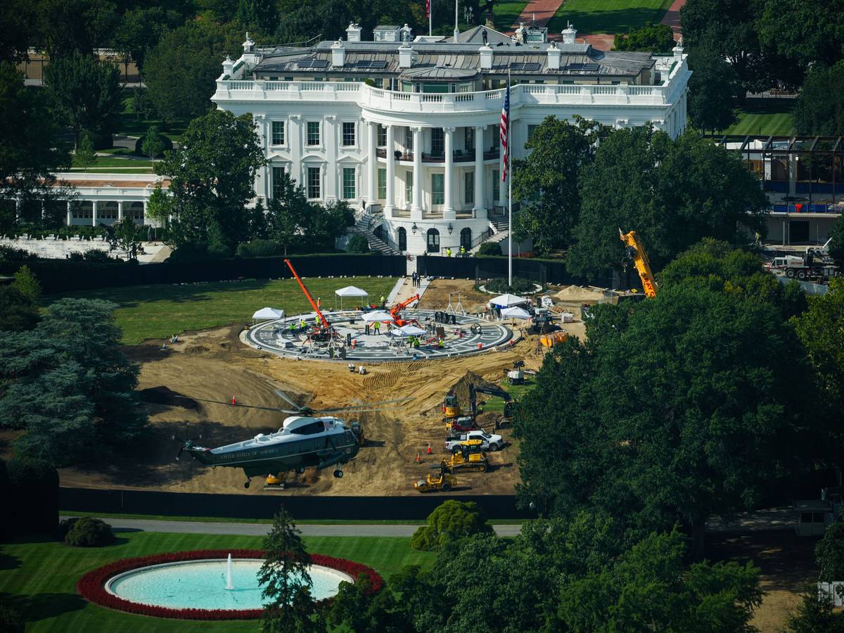21.08.2026, USA, Washington: „Marine One“ mit US-Präsident Trump fliegt nach dem Start von der Ellipse über das Weiße Haus hinweg, gesehen vom Washington Monument in Washington aus. Foto: Julia Demaree Nikhinson/AP/dpa +++ dpa-Bildfunk +++