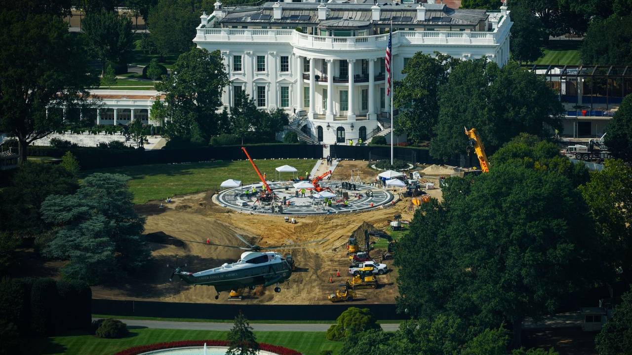 21.08.2026, USA, Washington: „Marine One“ mit US-Präsident Trump fliegt nach dem Start von der Ellipse über das Weiße Haus hinweg, gesehen vom Washington Monument in Washington aus. Foto: Julia Demaree Nikhinson/AP/dpa +++ dpa-Bildfunk +++