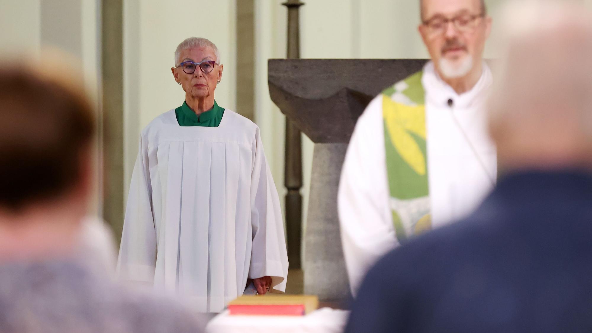 Leonore Kalmes steht hinter Pater Stephan Kessler.