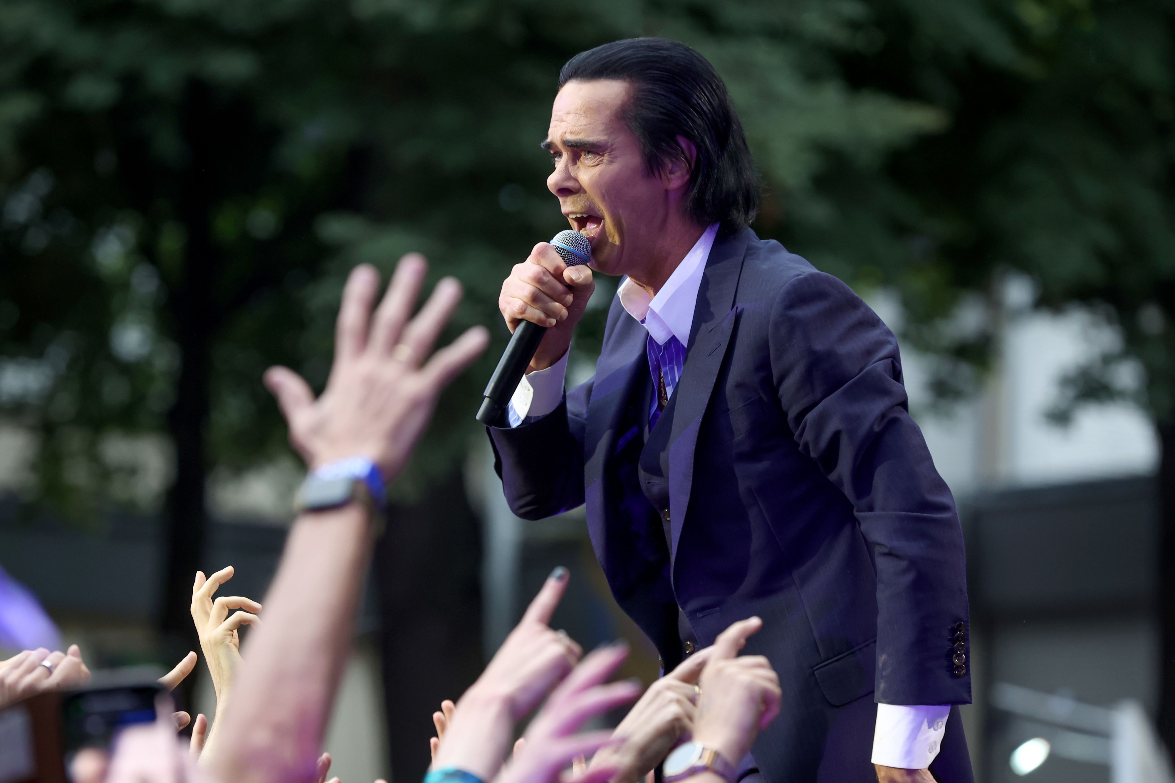Nick Cave and the Bad Seeds auf dem Kunstrasen in Bonn.