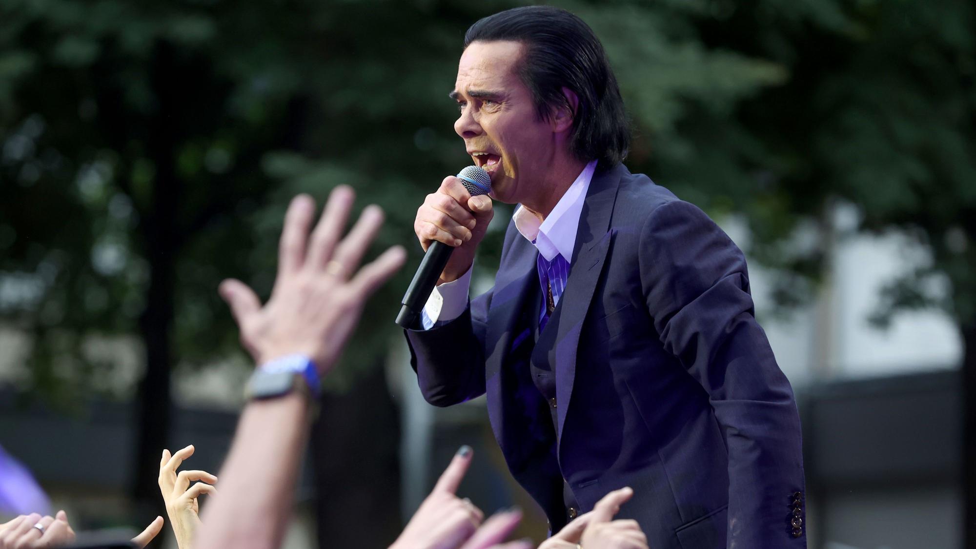 Nick Cave and the Bad Seeds auf dem Kunstrasen in Bonn.
