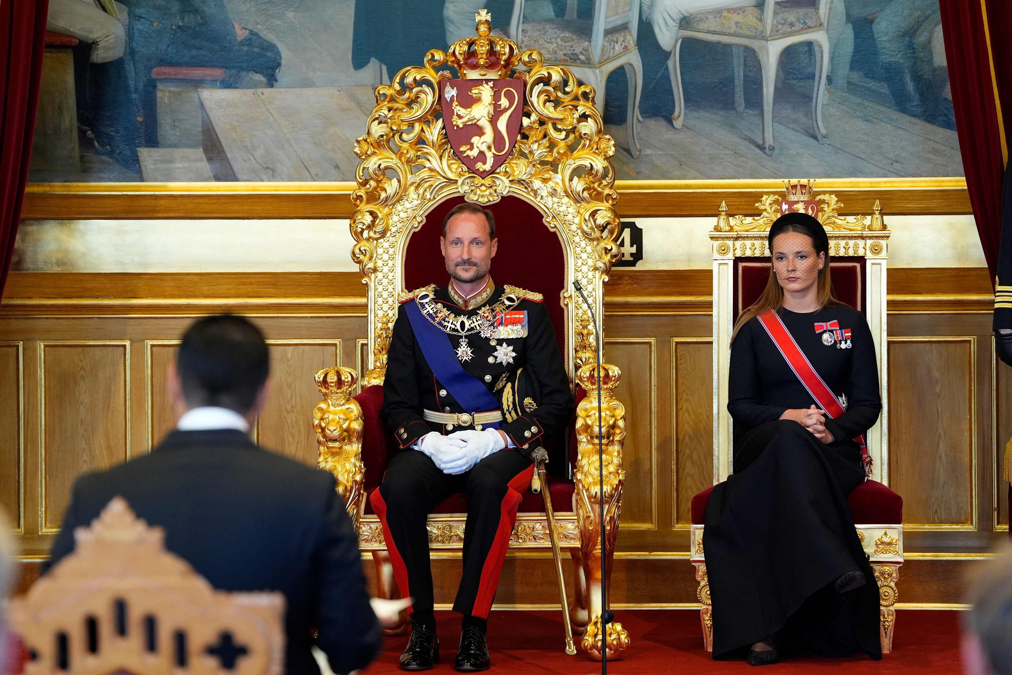 Norwegens Kronprinzessin Ingrid Alexandra (r.) sitzt neben ihrem Vater, König Haakon VIII. von Norwegen, während der Vereidigungszeremonie des neuen Königs auf die norwegische Verfassung im Plenarsaal des norwegischen Parlaments (Storting) in Oslo am 1. September 2026.