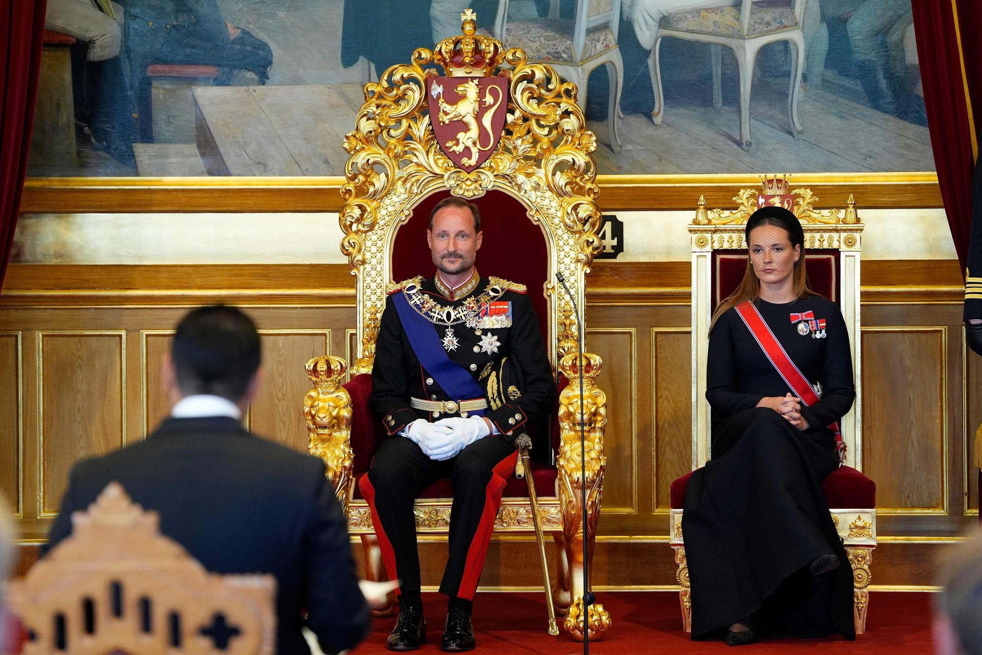 Norwegens Kronprinzessin Ingrid Alexandra (r.) sitzt neben ihrem Vater, König Haakon VIII. von Norwegen, während der Vereidigungszeremonie des neuen Königs auf die norwegische Verfassung im Plenarsaal des norwegischen Parlaments (Storting) in Oslo am 1. September 2026.