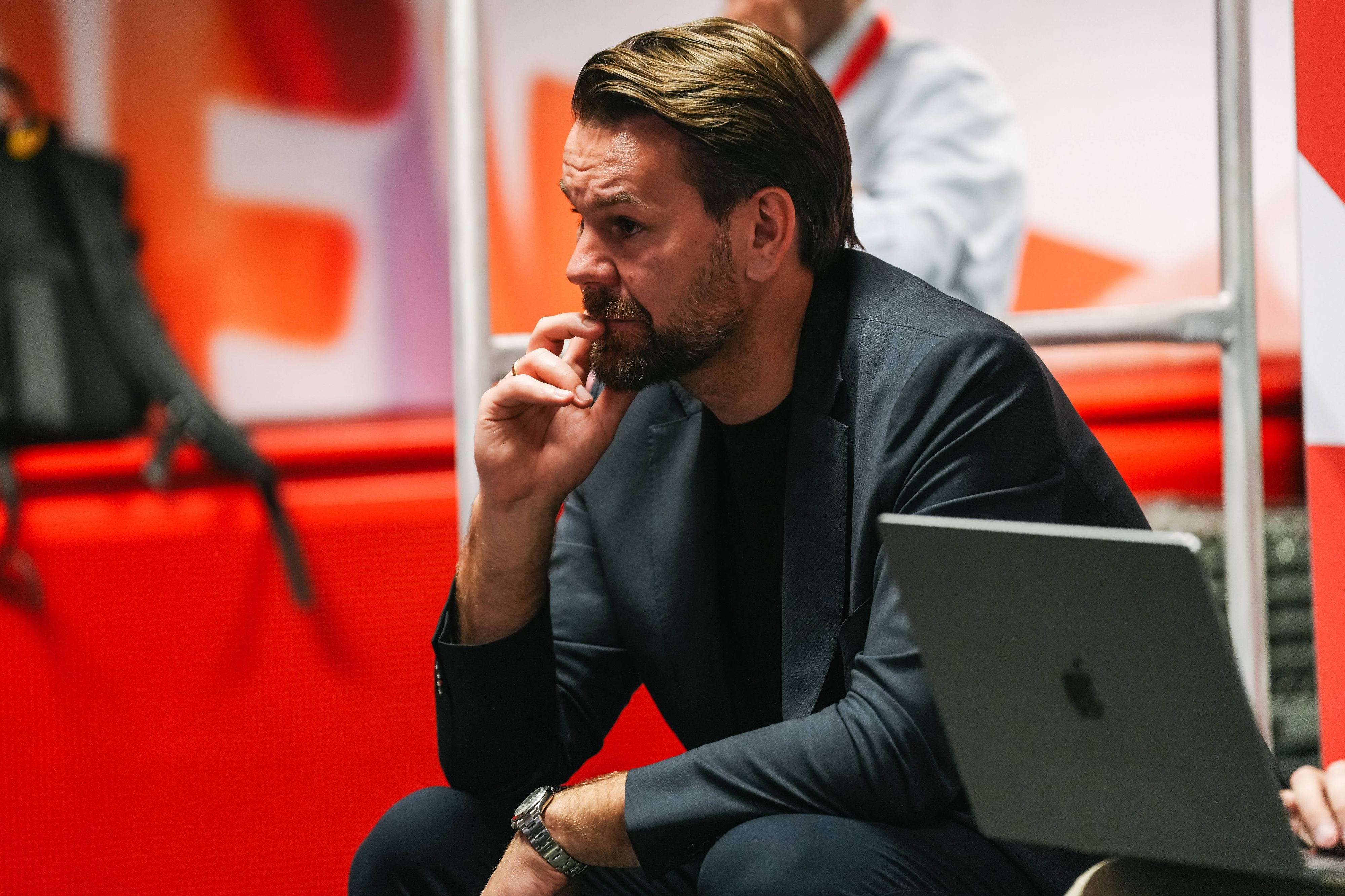 Thomas Kessler nachdenklich bei einem Spiel des 1. FC Köln.