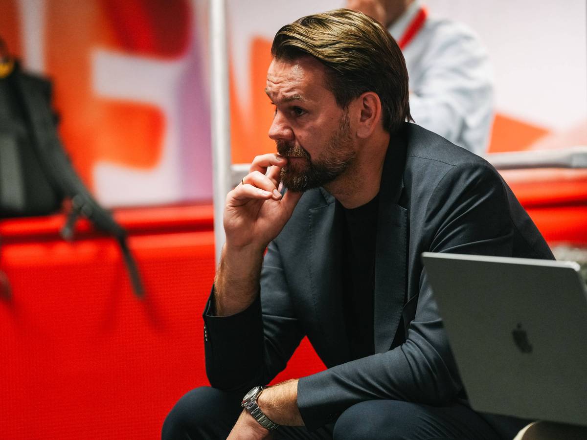 Thomas Kessler nachdenklich bei einem Spiel des 1. FC Köln.