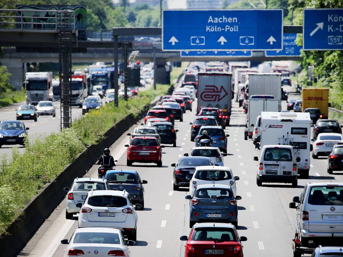 ARCHIV - 29.05.2019, Nordrhein-Westfalen, Köln: Fahrzeuge stehen auf der Autobahn A4 auf dem Kölner Ring im Stau. (zu dpa: «ADAC: Deutschlandticket reduziert Staus NRW bisher nicht») Foto: Oliver Berg/dpa +++ dpa-Bildfunk +++