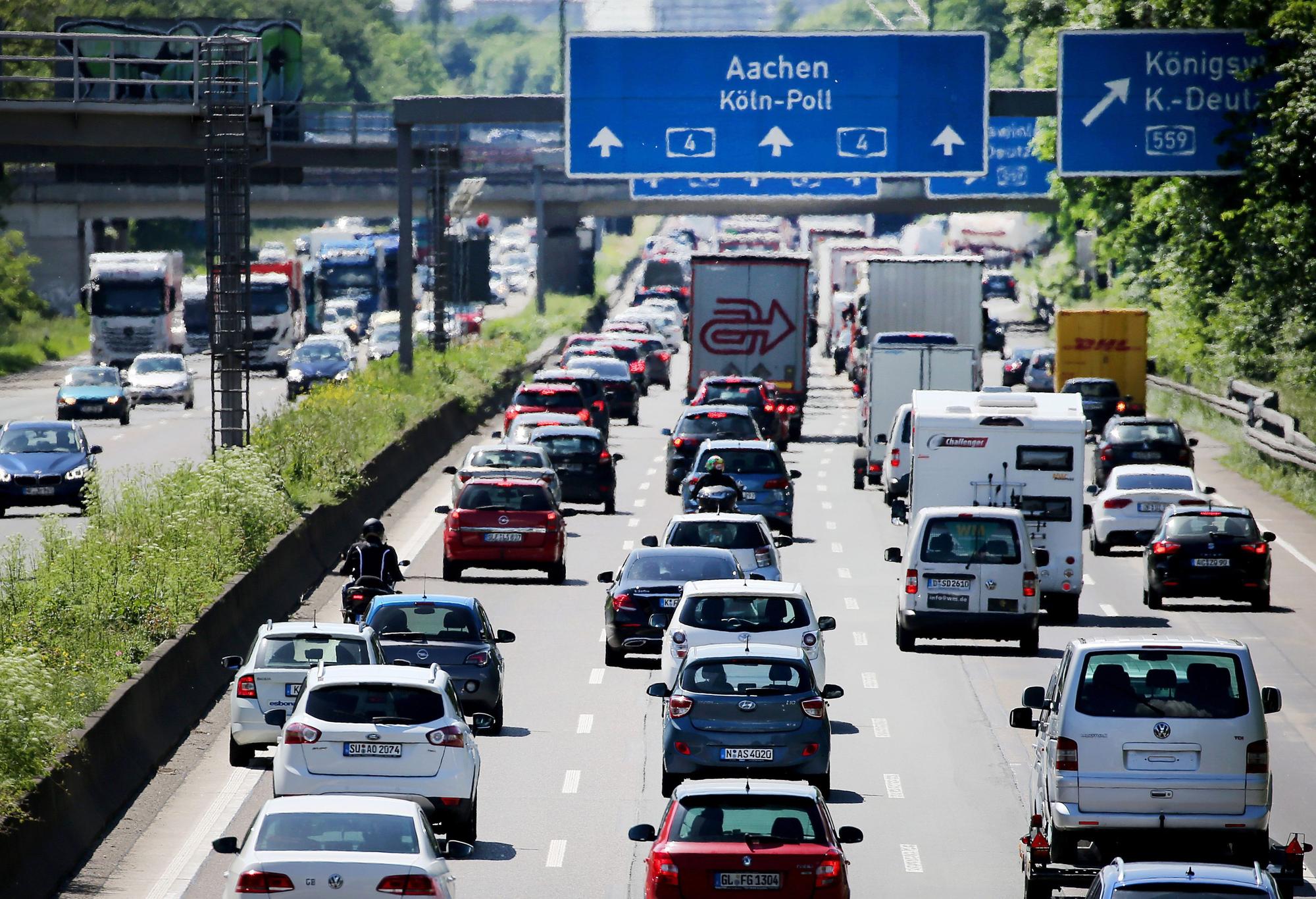 ARCHIV - 29.05.2019, Nordrhein-Westfalen, Köln: Fahrzeuge stehen auf der Autobahn A4 auf dem Kölner Ring im Stau. (zu dpa: «ADAC: Deutschlandticket reduziert Staus NRW bisher nicht») Foto: Oliver Berg/dpa +++ dpa-Bildfunk +++