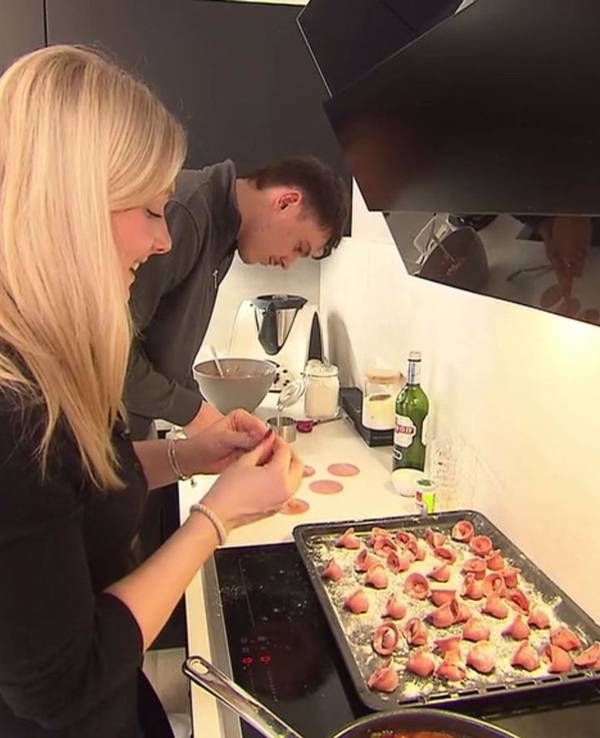 Ob der pinke Pastateig eine gute Idee war?
(Bild: RTL)
