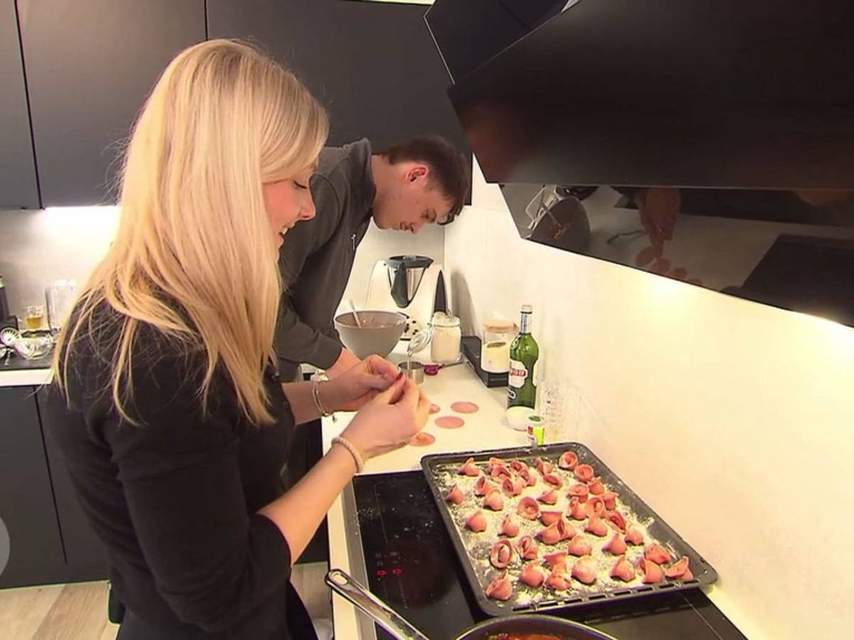 Ob der pinke Pastateig eine gute Idee war?
(Bild: RTL)
