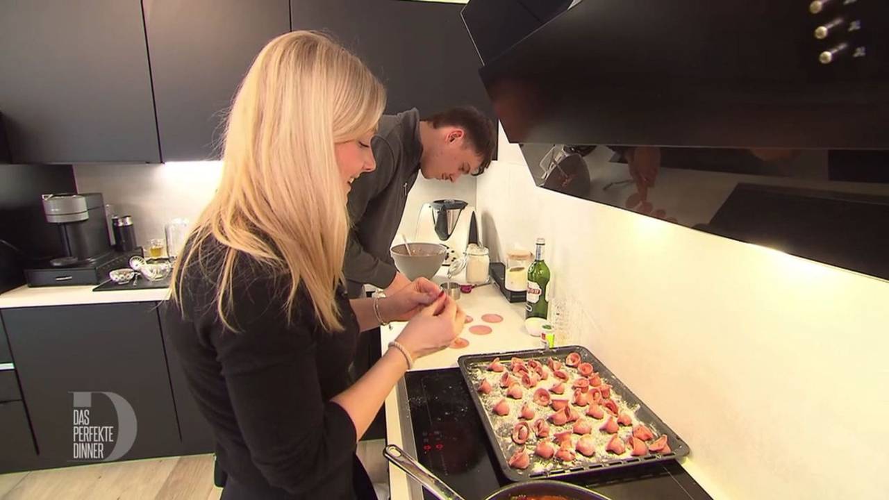Ob der pinke Pastateig eine gute Idee war?
(Bild: RTL)
