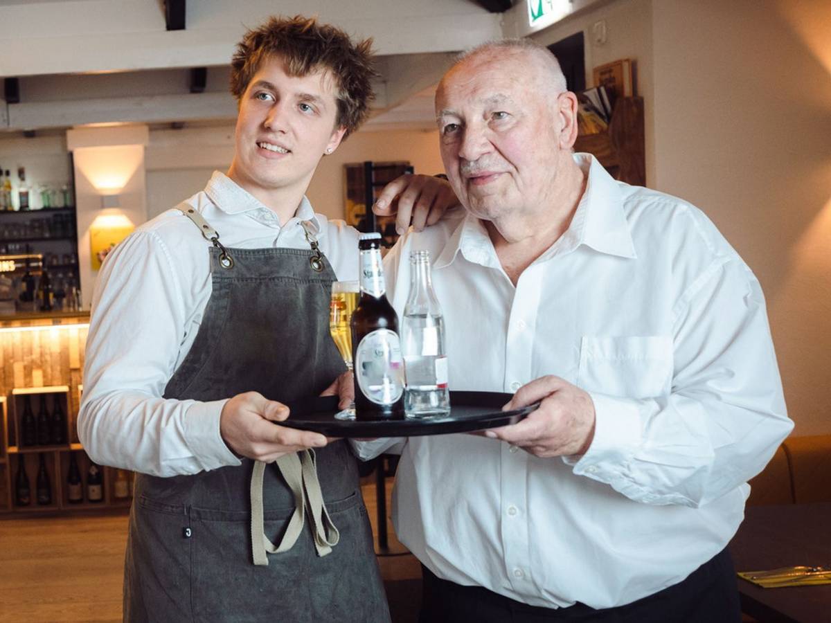 Gunther (77, rechts) und Ben (19) verstehen sich auf Anhieb gut miteinander. (Bild: ZDF / Ben Knabe)