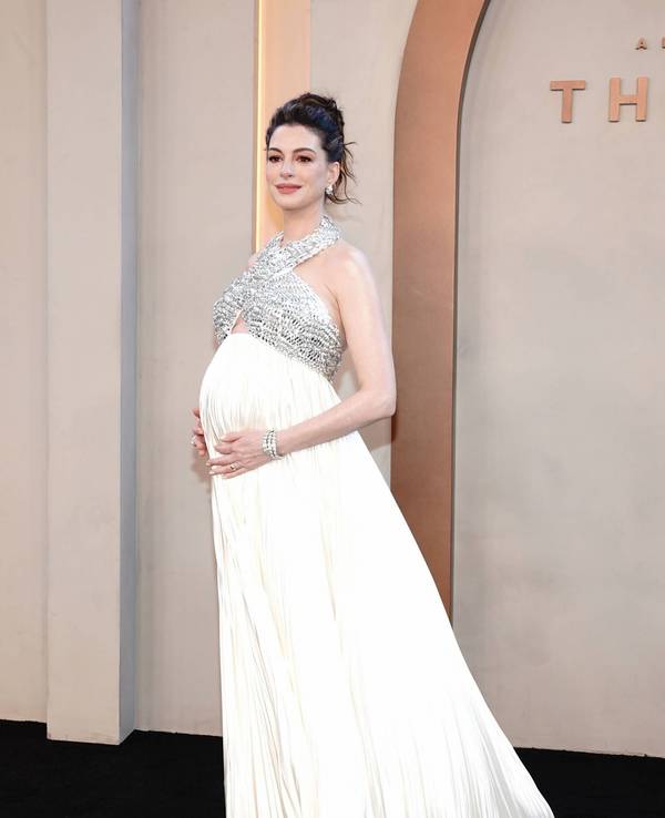 Anne Hathaway hochschwanger im Juli 2026.