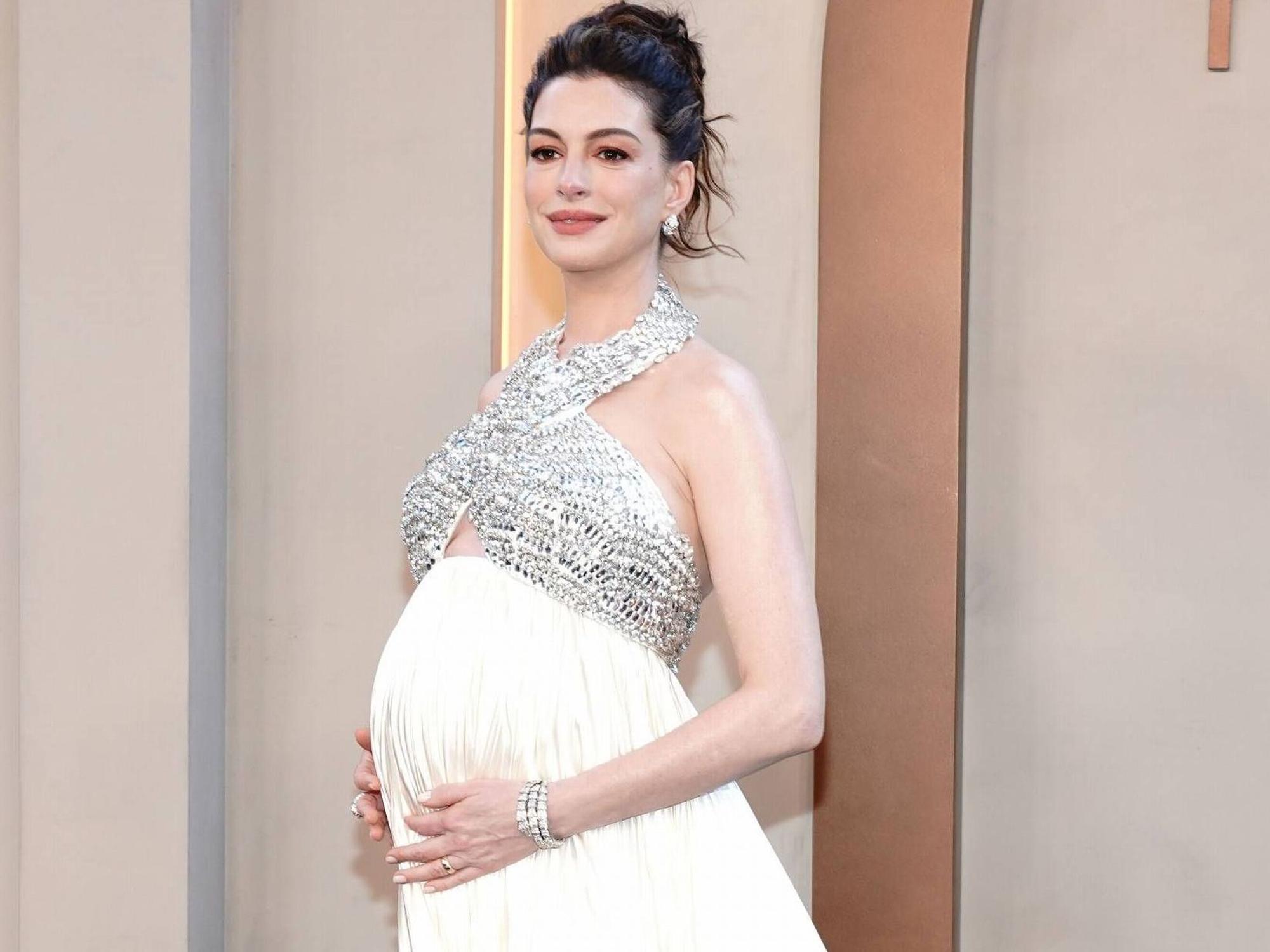 Anne Hathaway hochschwanger im Juli 2026.