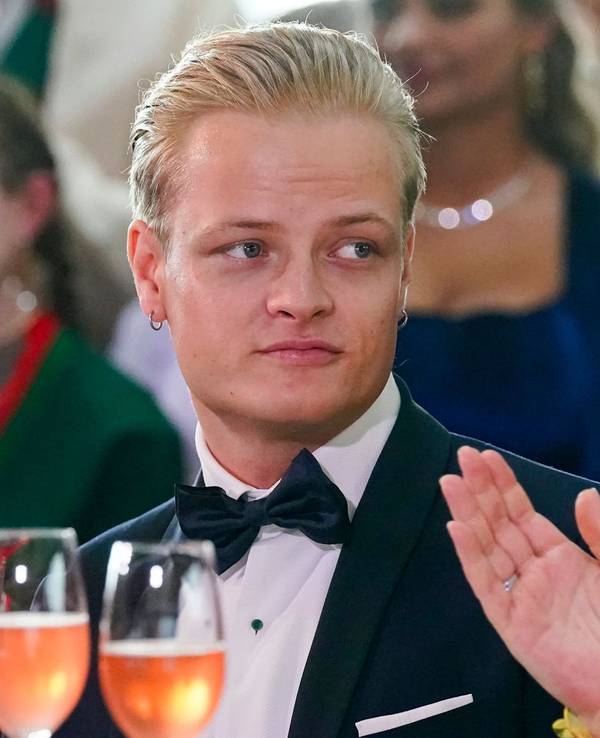 Marius Borg Høiby schaut Mette-Marit an.