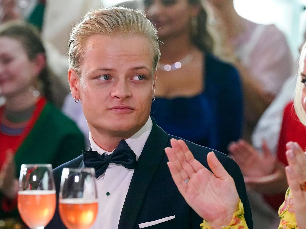 Marius Borg Høiby schaut Mette-Marit an.