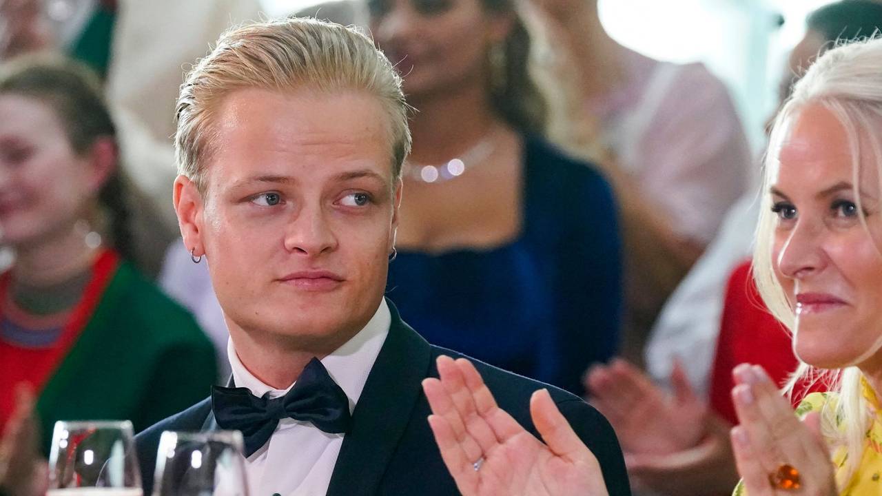 Marius Borg Høiby schaut Mette-Marit an.
