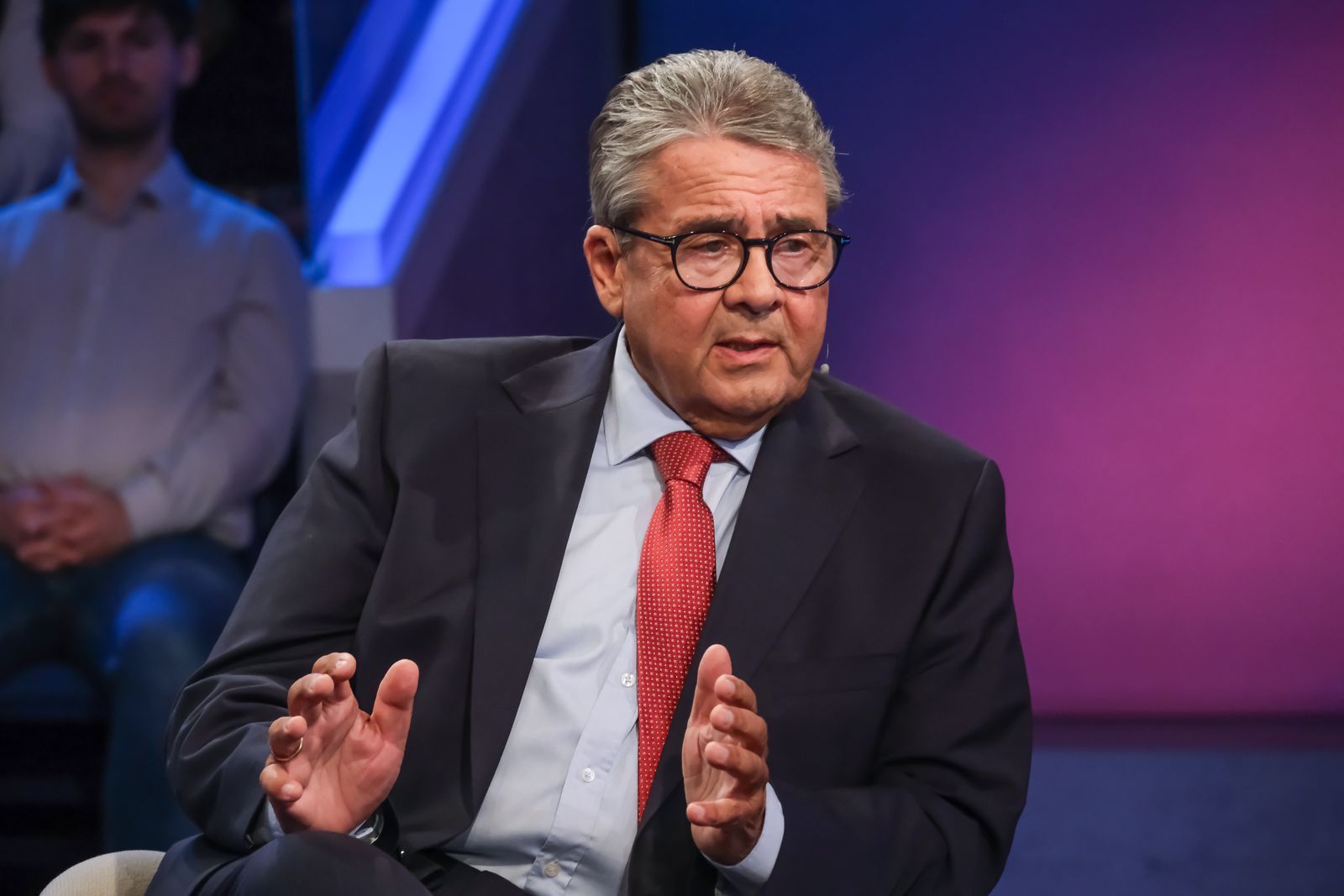 „Wir sind Testballons, um zu gucken, wie halten die das eigentlich aus, und halten die zusammen?“, analyisiert Sigmar Gabriel die Taktik Russlands. (Bild: WDR/Oliver Ziebe)