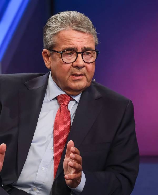 „Wir sind Testballons, um zu gucken, wie halten die das eigentlich aus, und halten die zusammen?“, analyisiert Sigmar Gabriel die Taktik Russlands. (Bild: WDR/Oliver Ziebe)