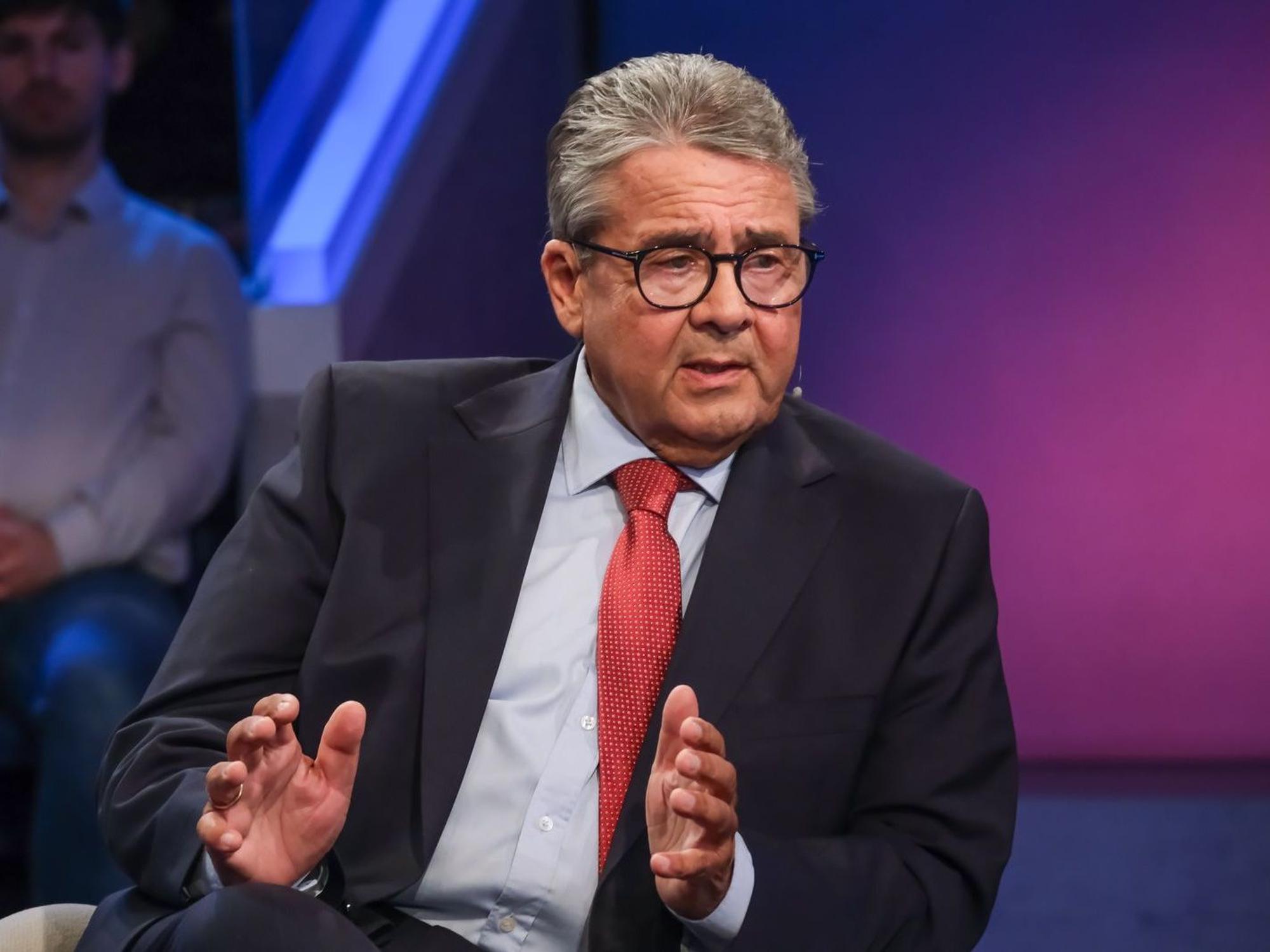 „Wir sind Testballons, um zu gucken, wie halten die das eigentlich aus, und halten die zusammen?“, analyisiert Sigmar Gabriel die Taktik Russlands. (Bild: WDR/Oliver Ziebe)