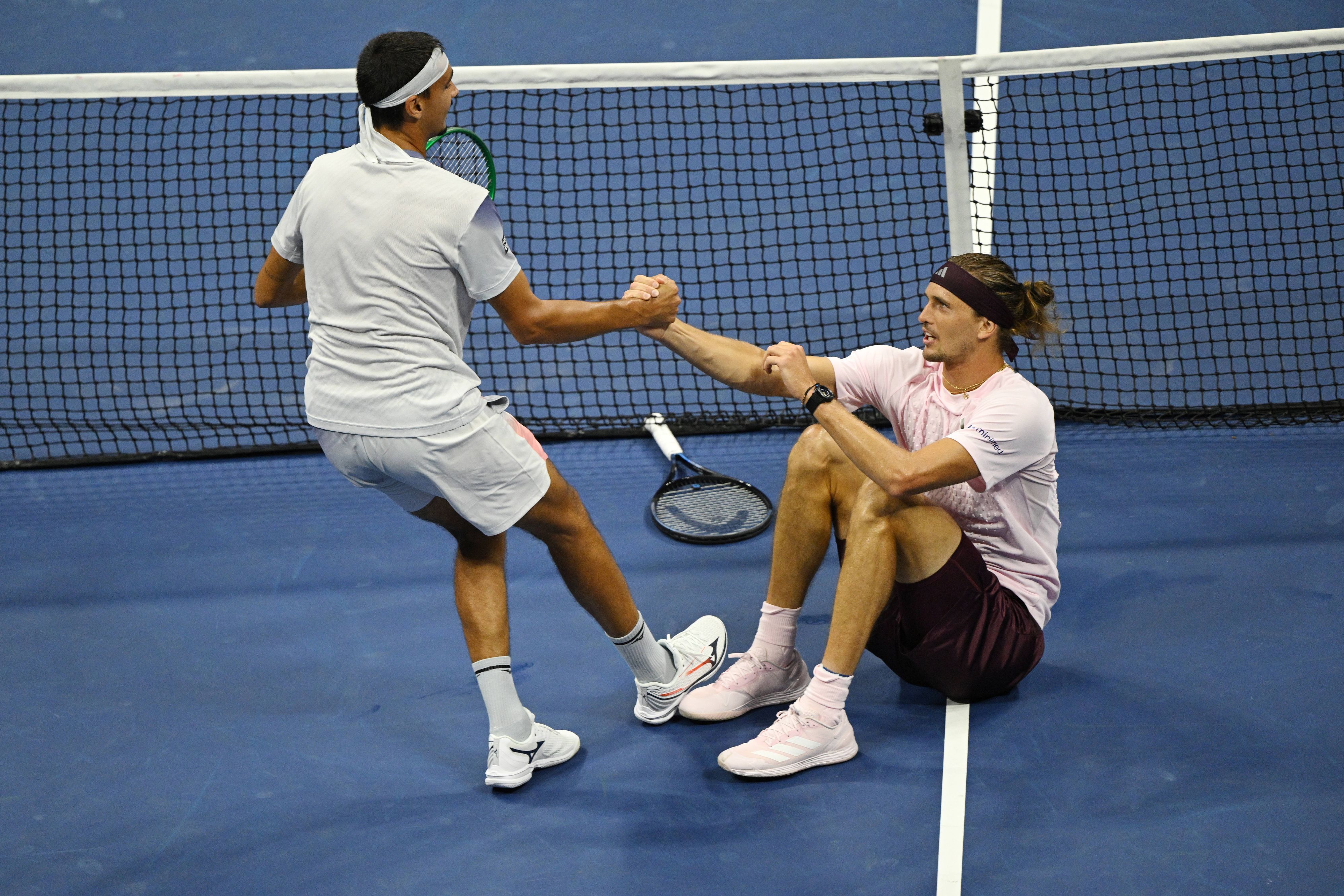Lorenzo Sonego hilft Alexander Zverev auf die Beine.
