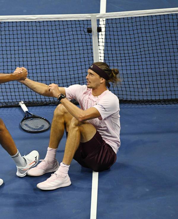 Lorenzo Sonego hilft Alexander Zverev auf die Beine.