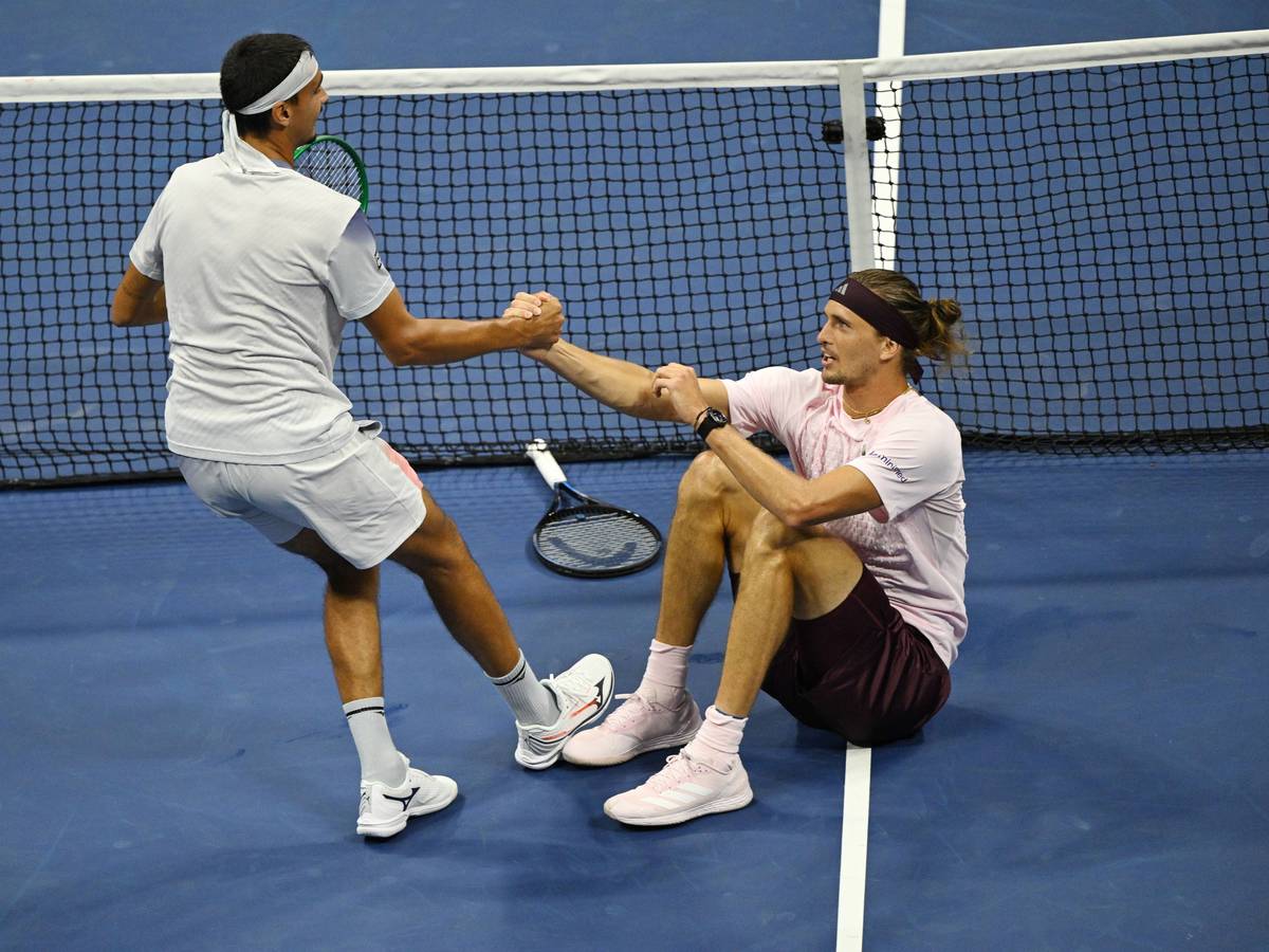 Lorenzo Sonego hilft Alexander Zverev auf die Beine.