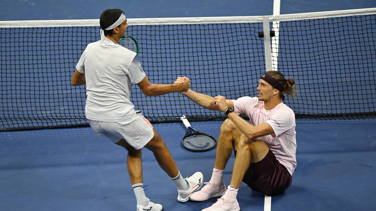 Lorenzo Sonego hilft Alexander Zverev auf die Beine.