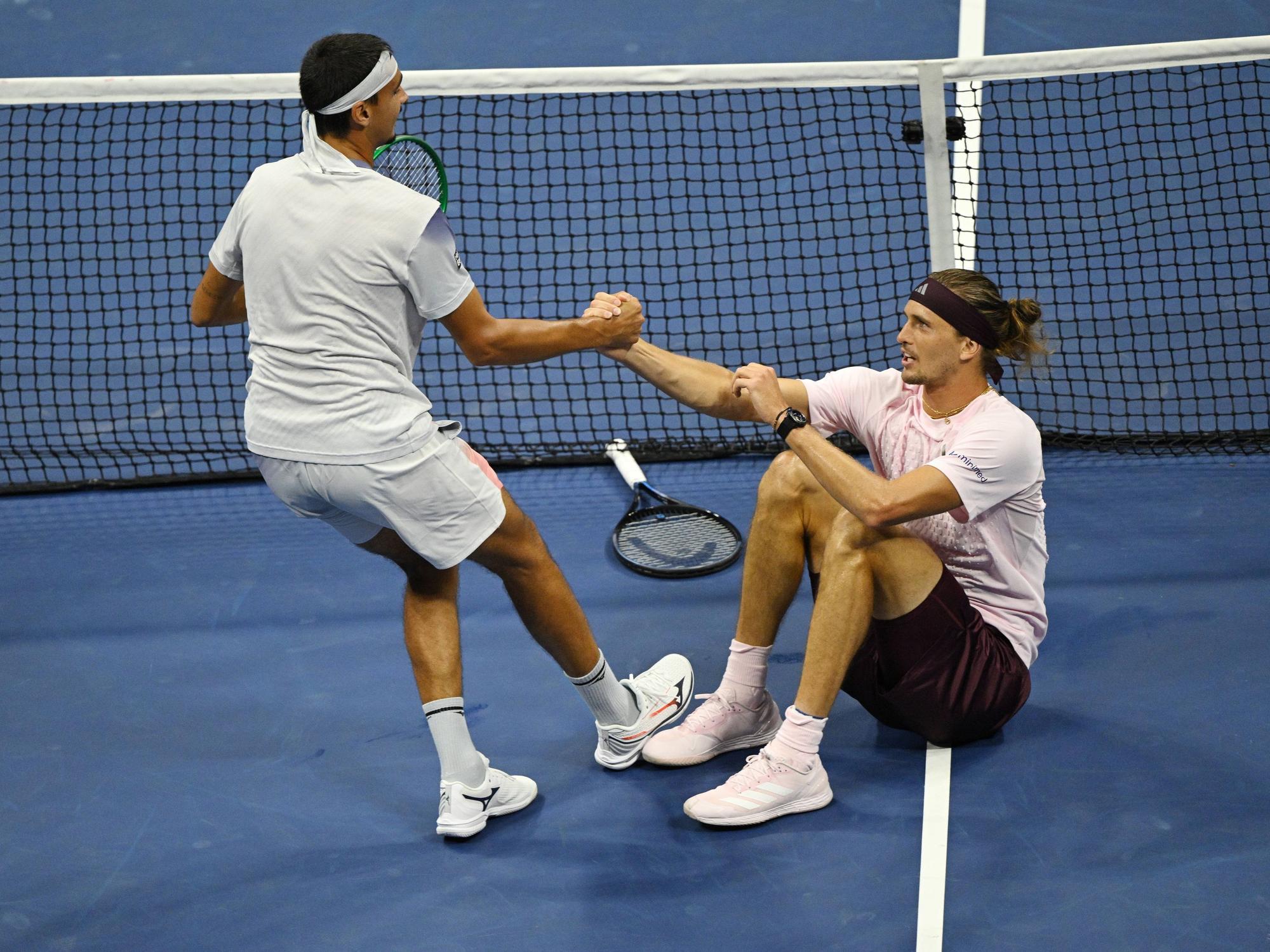 Lorenzo Sonego hilft Alexander Zverev auf die Beine.