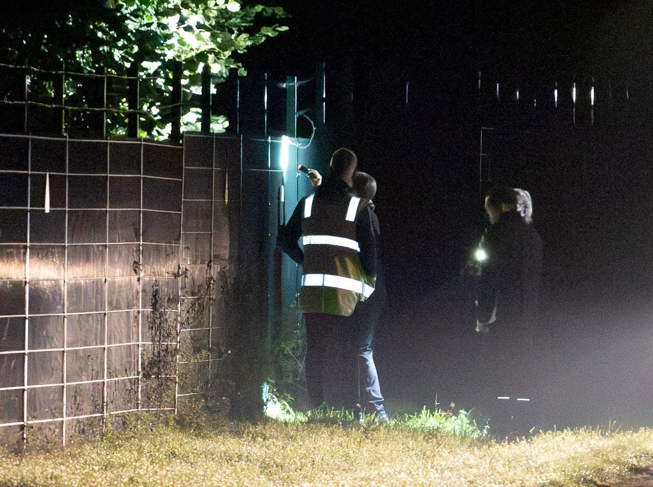 Kriminaltechniker und Polizisten sind in der Umgebung um das Umspannwerk Bergheim unterwegs.
