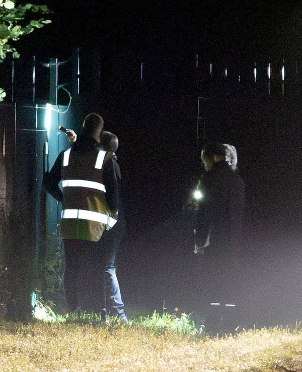 Kriminaltechniker und Polizisten sind in der Umgebung um das Umspannwerk Bergheim unterwegs.