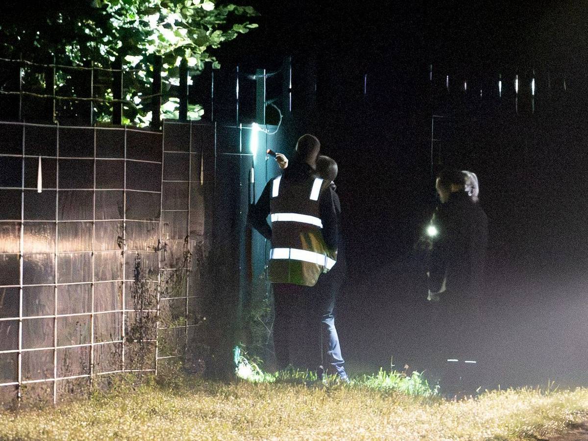 Kriminaltechniker und Polizisten sind in der Umgebung um das Umspannwerk Bergheim unterwegs.