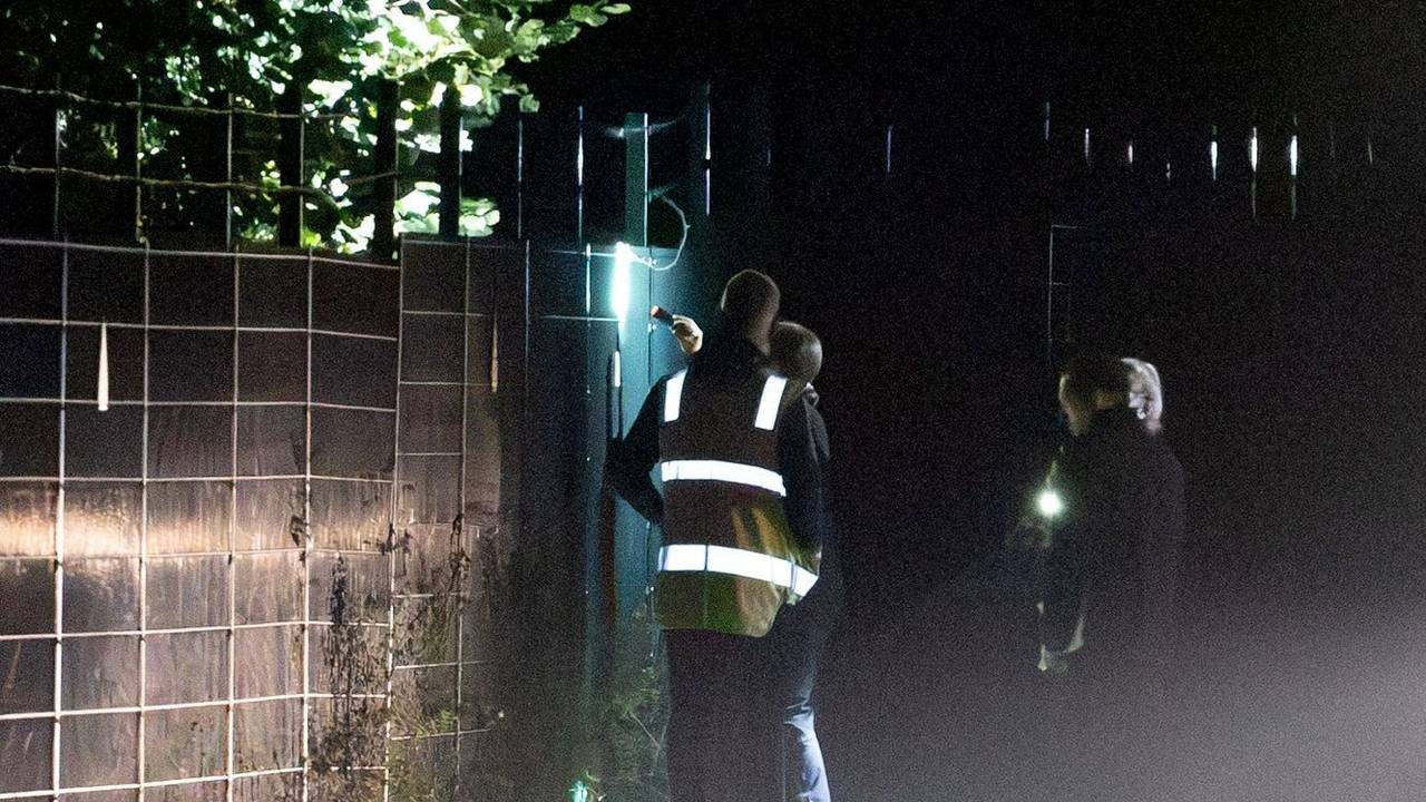 Kriminaltechniker und Polizisten sind in der Umgebung um das Umspannwerk Bergheim unterwegs.