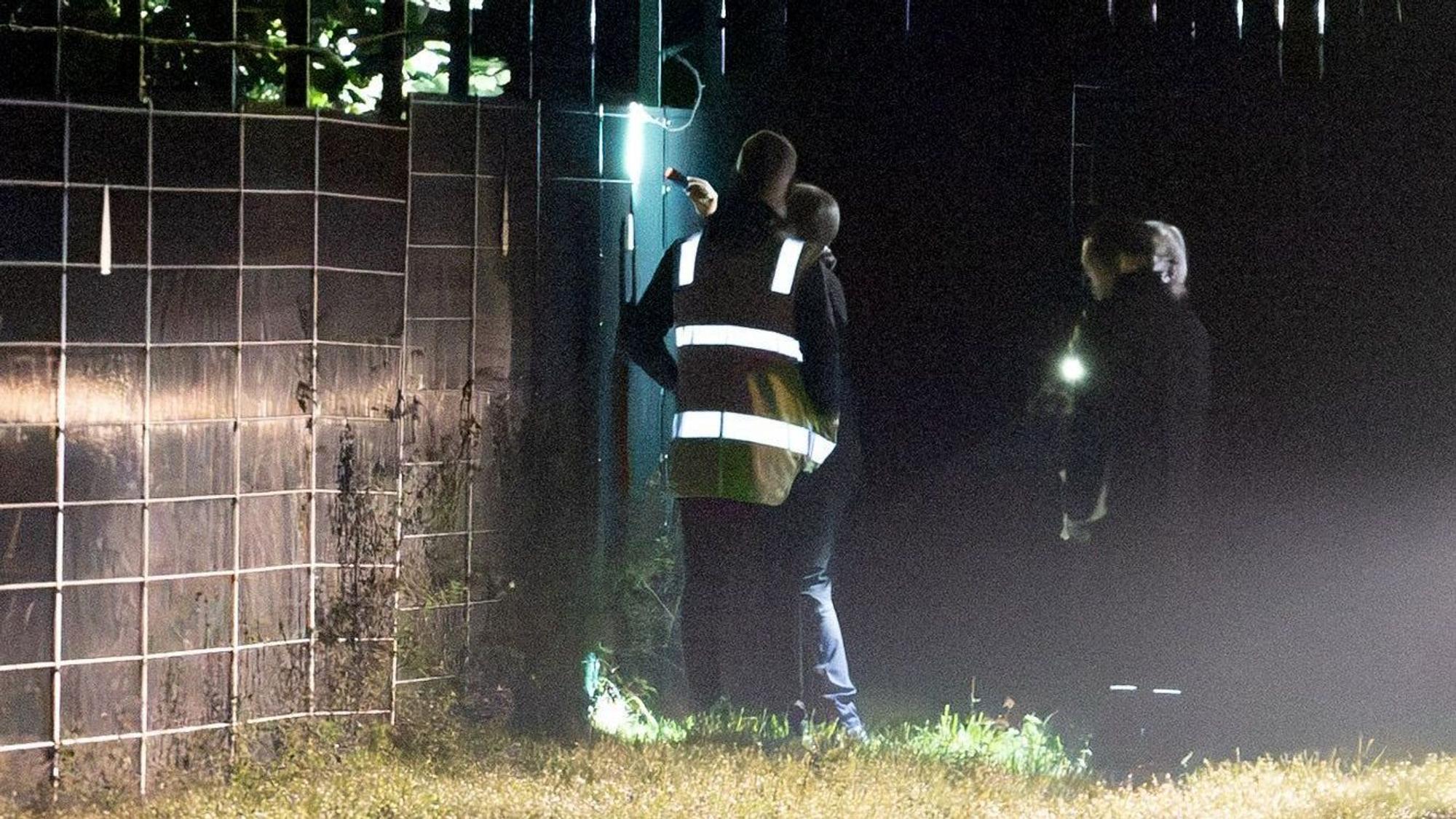 Kriminaltechniker und Polizisten sind in der Umgebung um das Umspannwerk Bergheim unterwegs.
