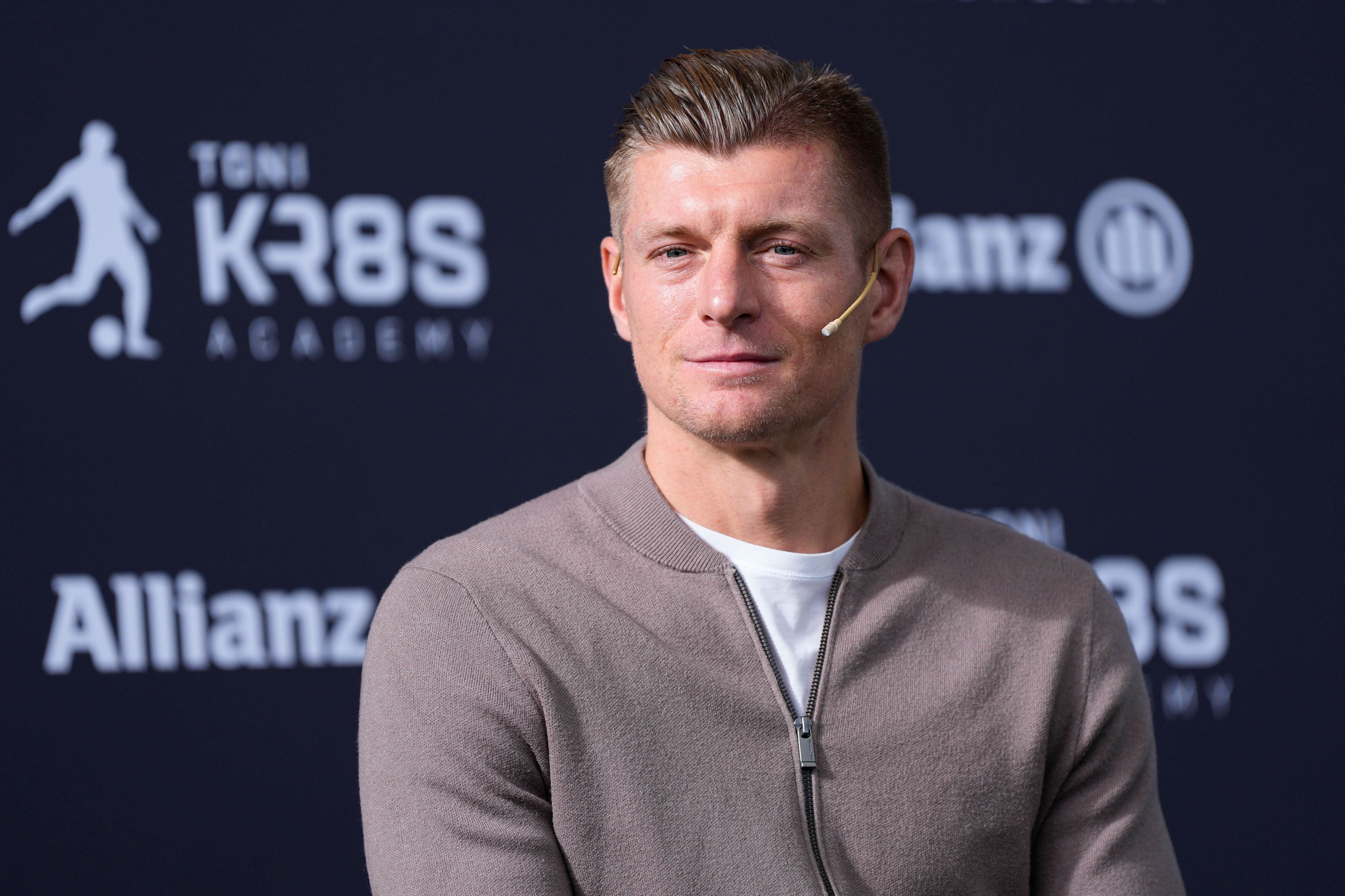 Toni Kroos mit Mikrofon