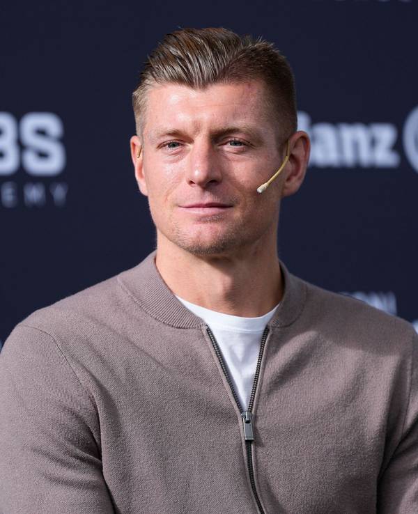 Toni Kroos mit Mikrofon
