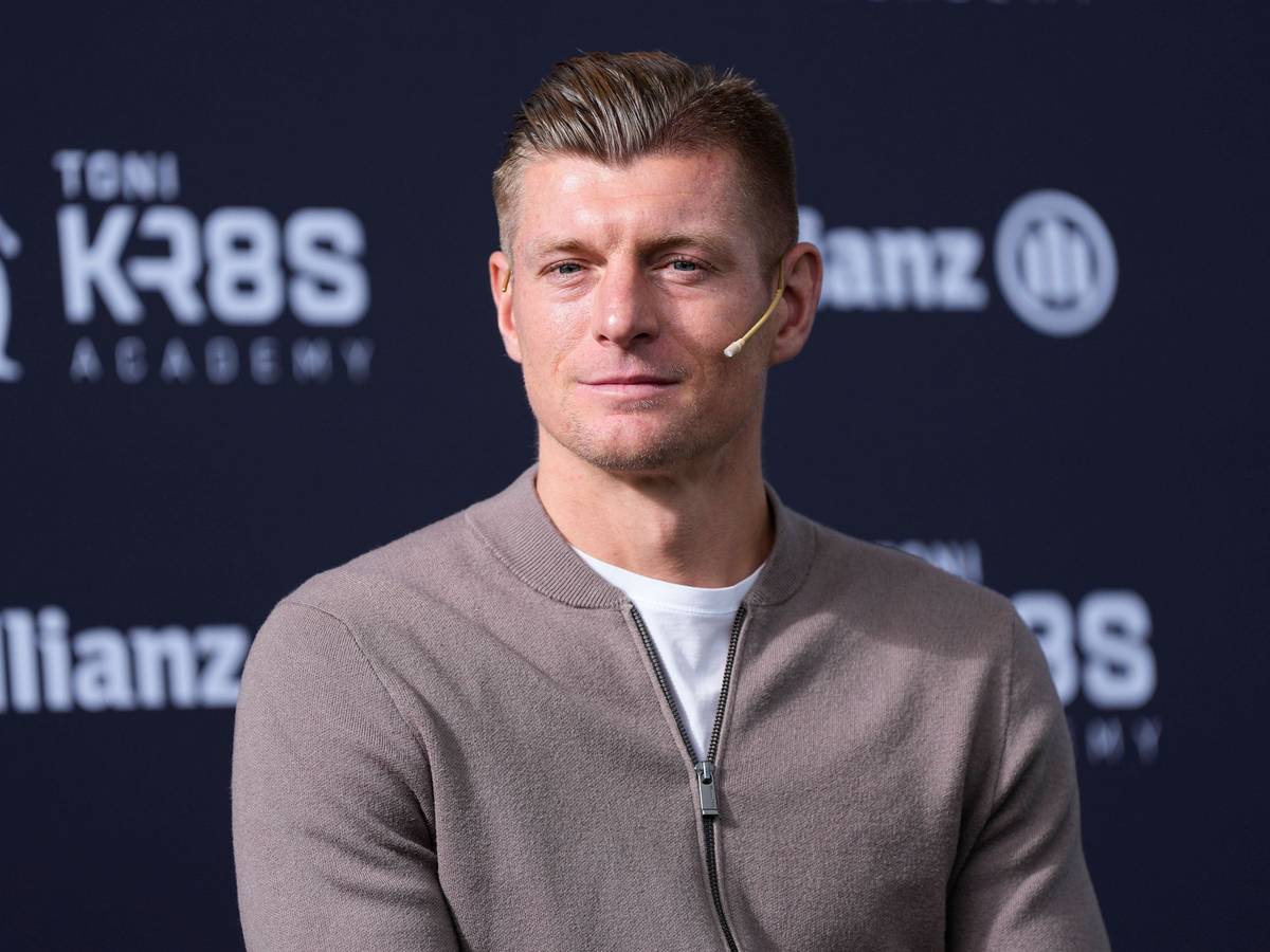Toni Kroos mit Mikrofon