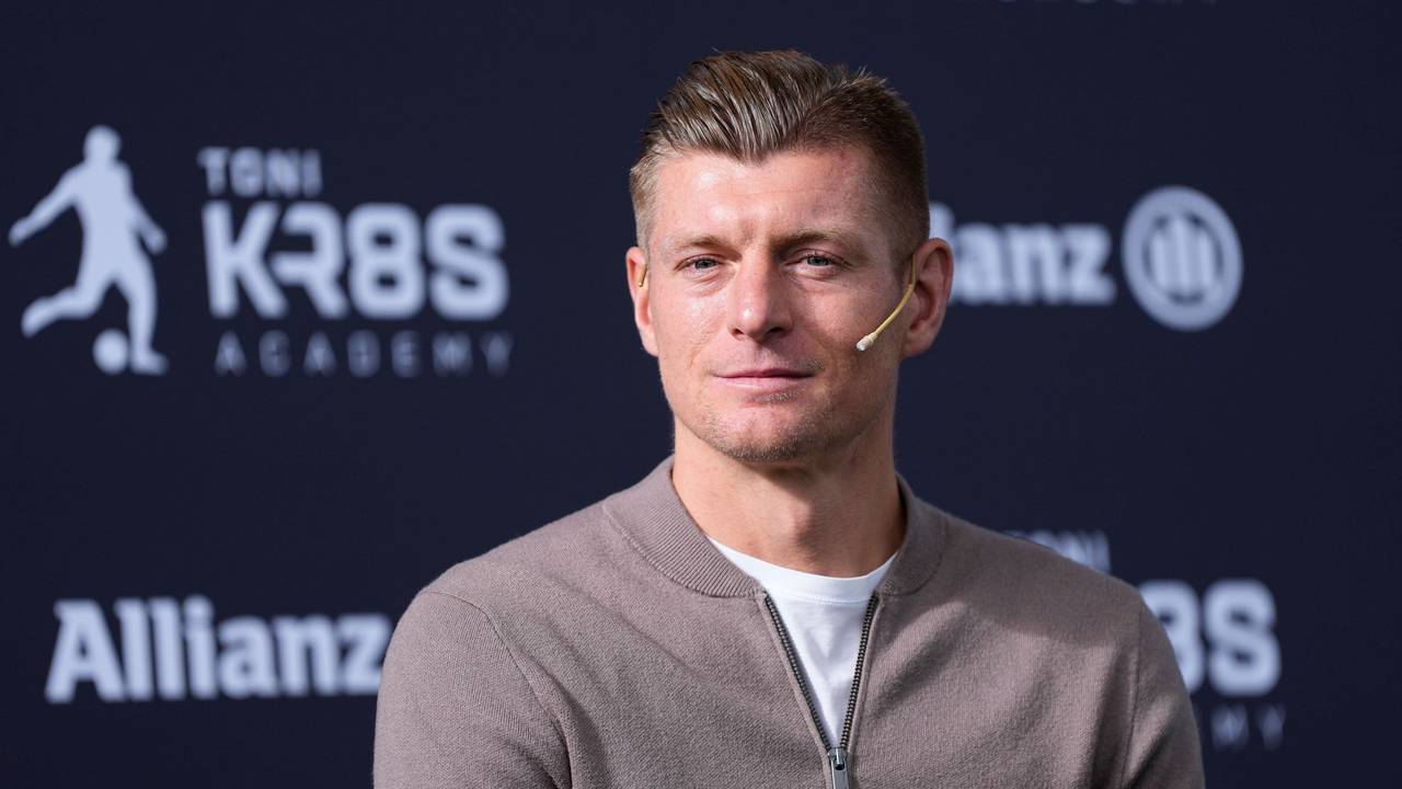 Toni Kroos mit Mikrofon