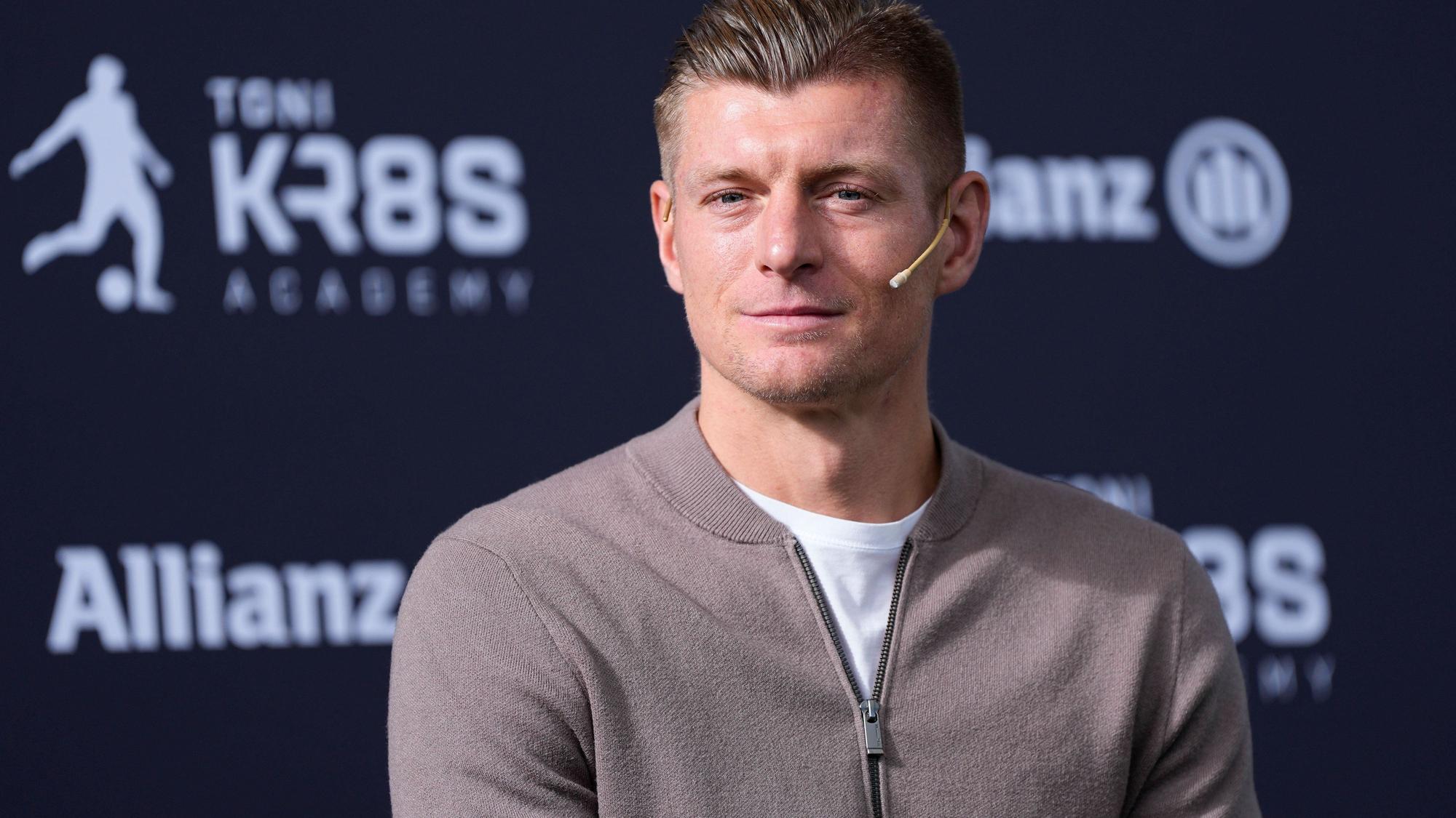 Toni Kroos mit Mikrofon