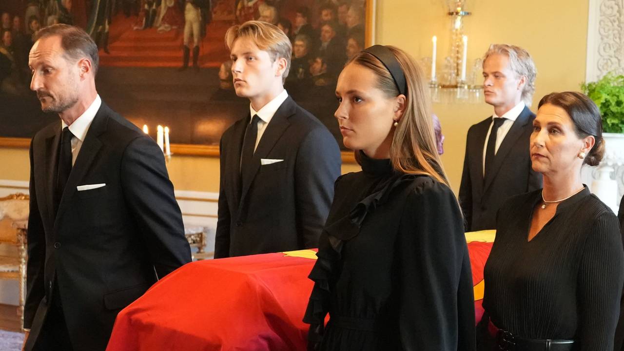 Der Sarg von König Harald V. wird von Mitgliedern der norwegischen Königsfamilie, König Haakon VIII. (hinten, l-r), Prinz Sverre Magnus, Maud Angelica Behn, (verdeckt), Marius Borg Høiby, Kronprinzessin Ingrid Alexandra (vorne, l-r) und Haakons Schwester Märtha Louise vom Roten Salon in die Schlosskapelle überführt.