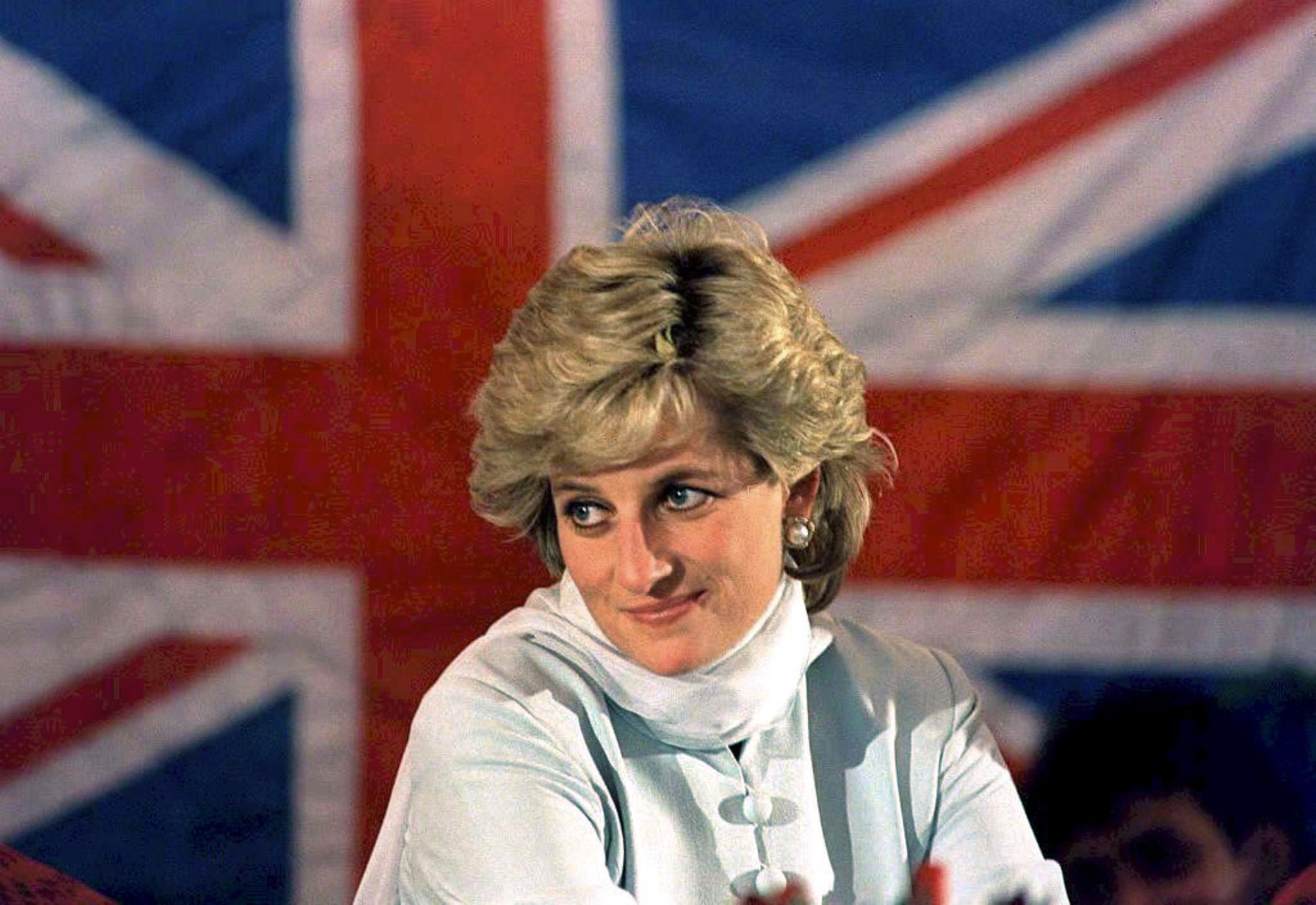 Prinzessin Diana lächelt.