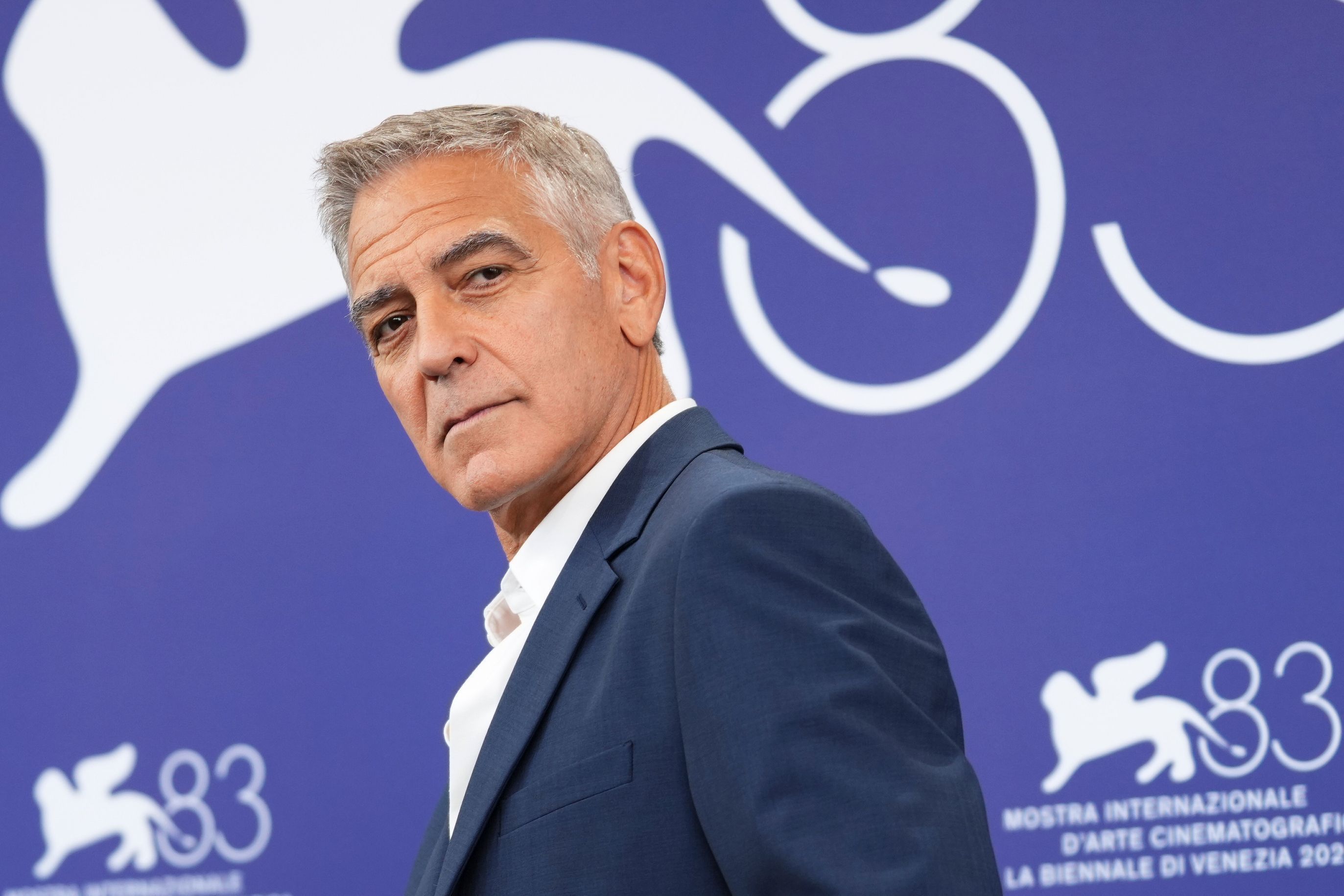 George Clooney posiert in Venedig, Italien, während der 83. Ausgabe der Filmfestspiele von Venedig für Fotografen beim Fototermin zur Verleihung des Goldenen Löwen für sein Lebenswerk.