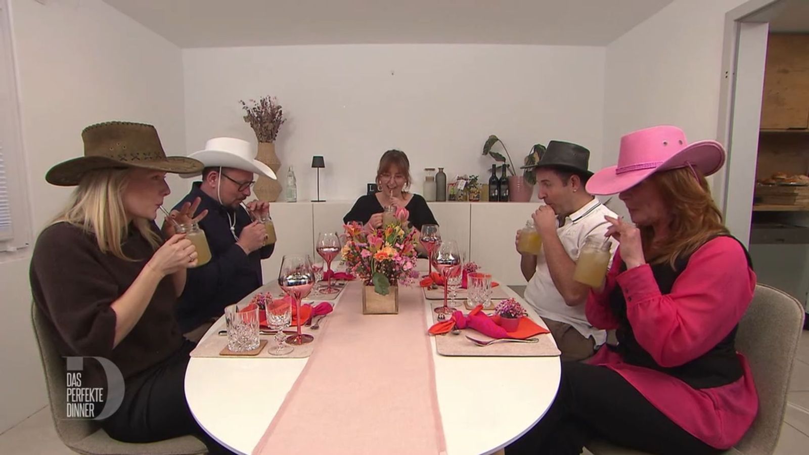 Zu Ehren des amerikanischen Menüs von Katrin (Mitte) tragen Franzi, Gabriel, Tim und Maike (von links) Cowboyhüte.
 (Bild: RTL)