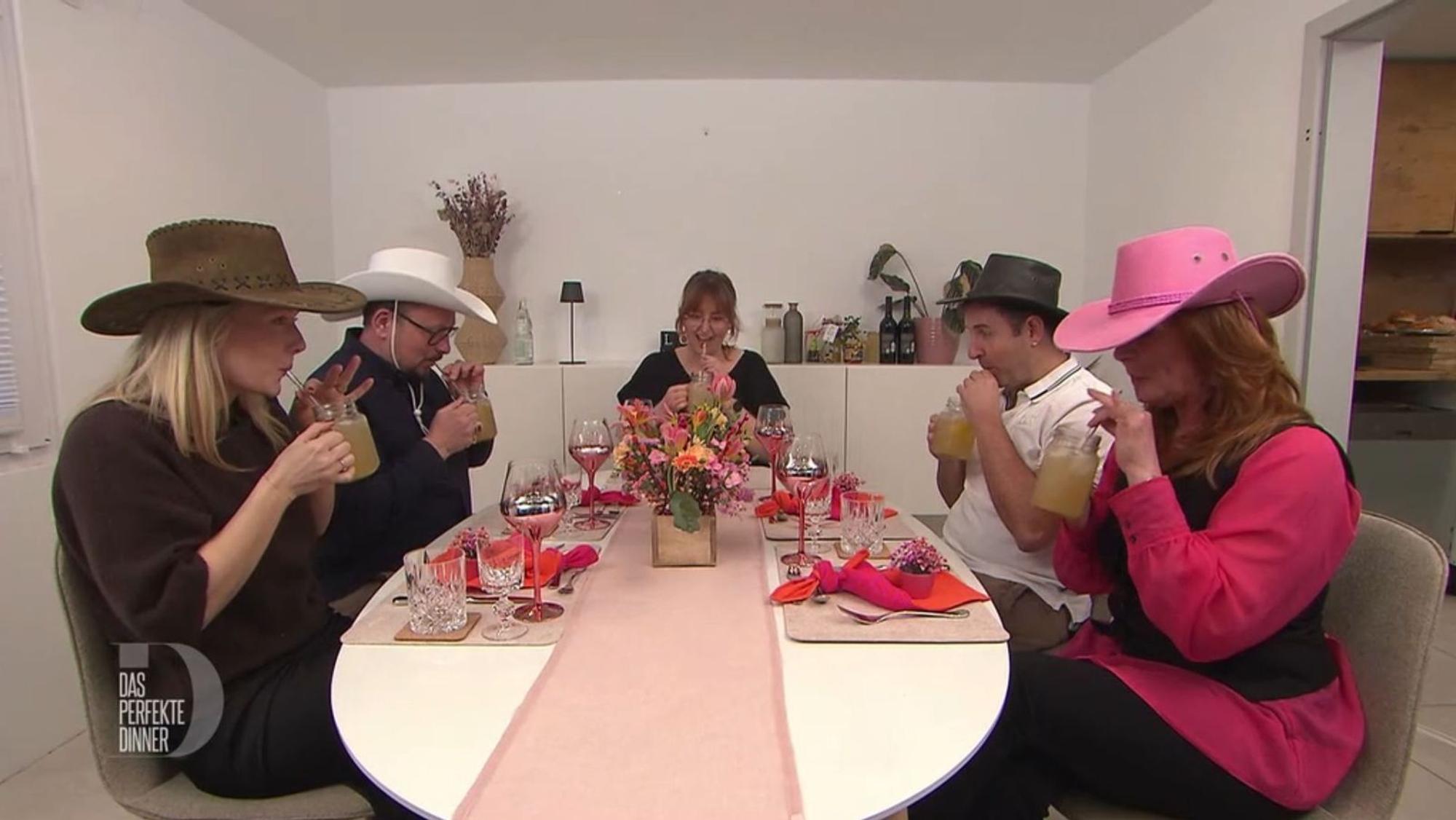 Zu Ehren des amerikanischen Menüs von Katrin (Mitte) tragen Franzi, Gabriel, Tim und Maike (von links) Cowboyhüte.
(Bild: RTL)