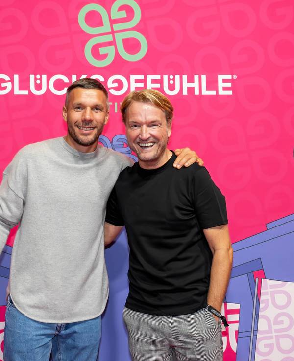 Lukas Podolski und Markus Krampe beim Event des Glücksgefühle-Festivals.