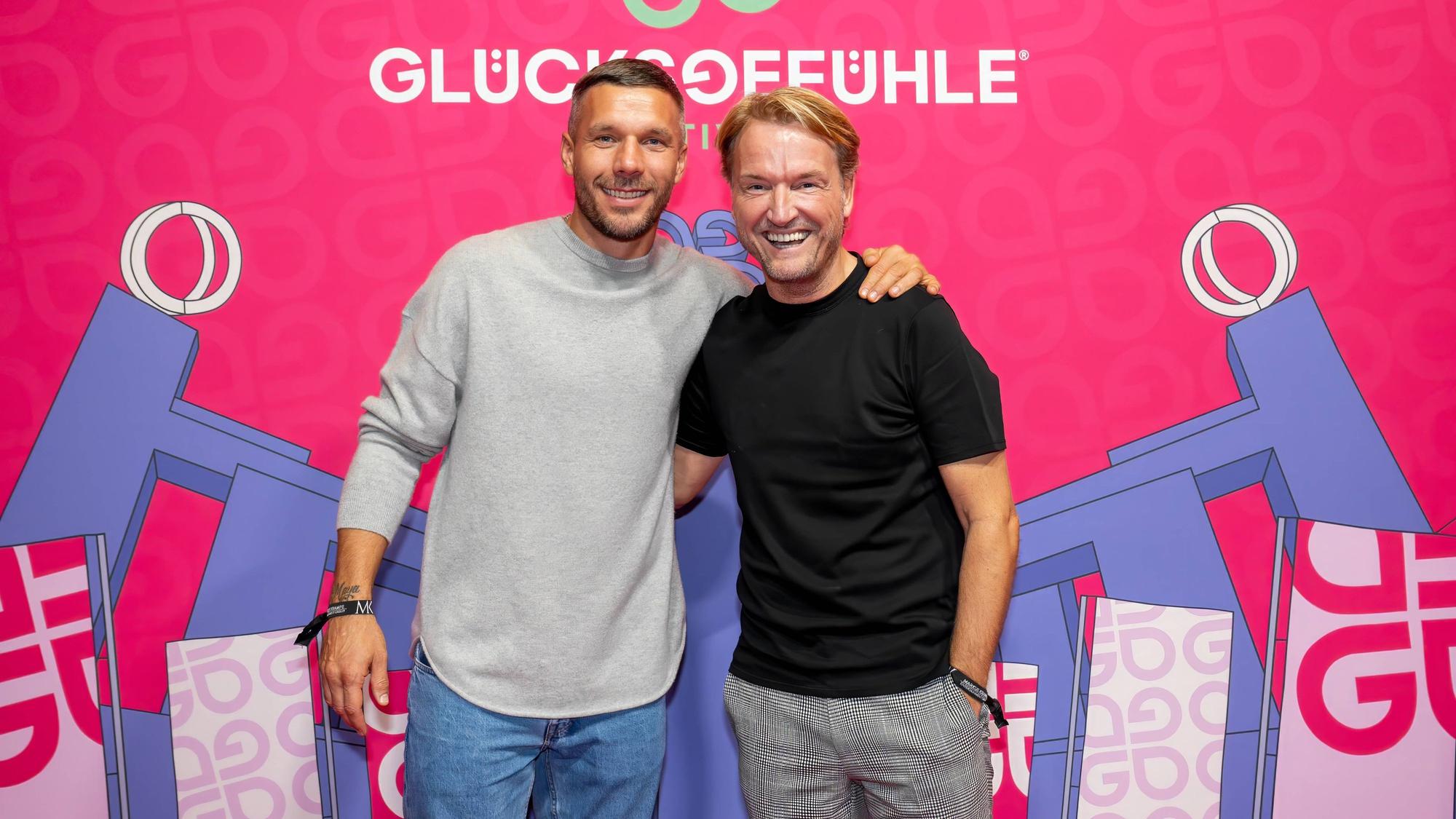 Lukas Podolski und Markus Krampe beim Event des Glücksgefühle-Festivals.