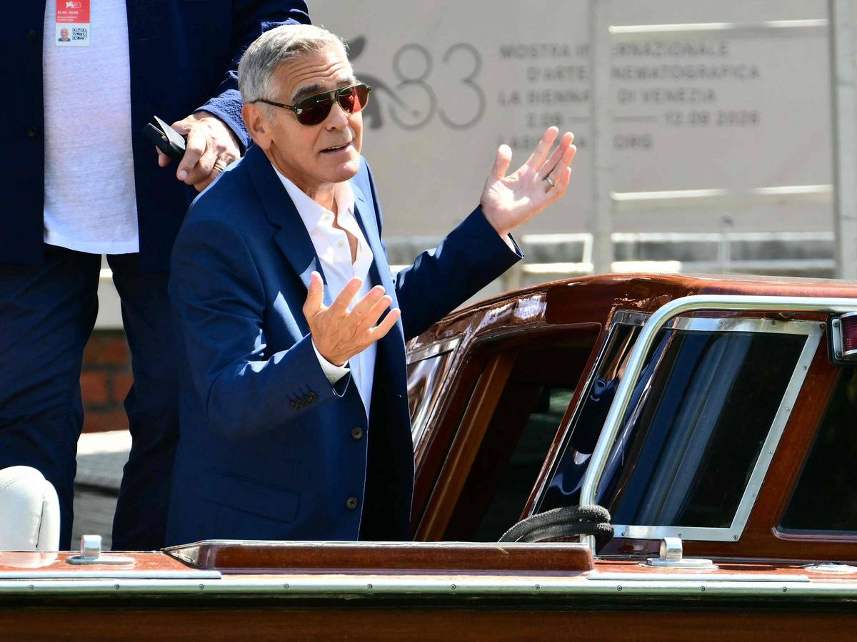 George Clooney gestikuliert auf einem Boot.