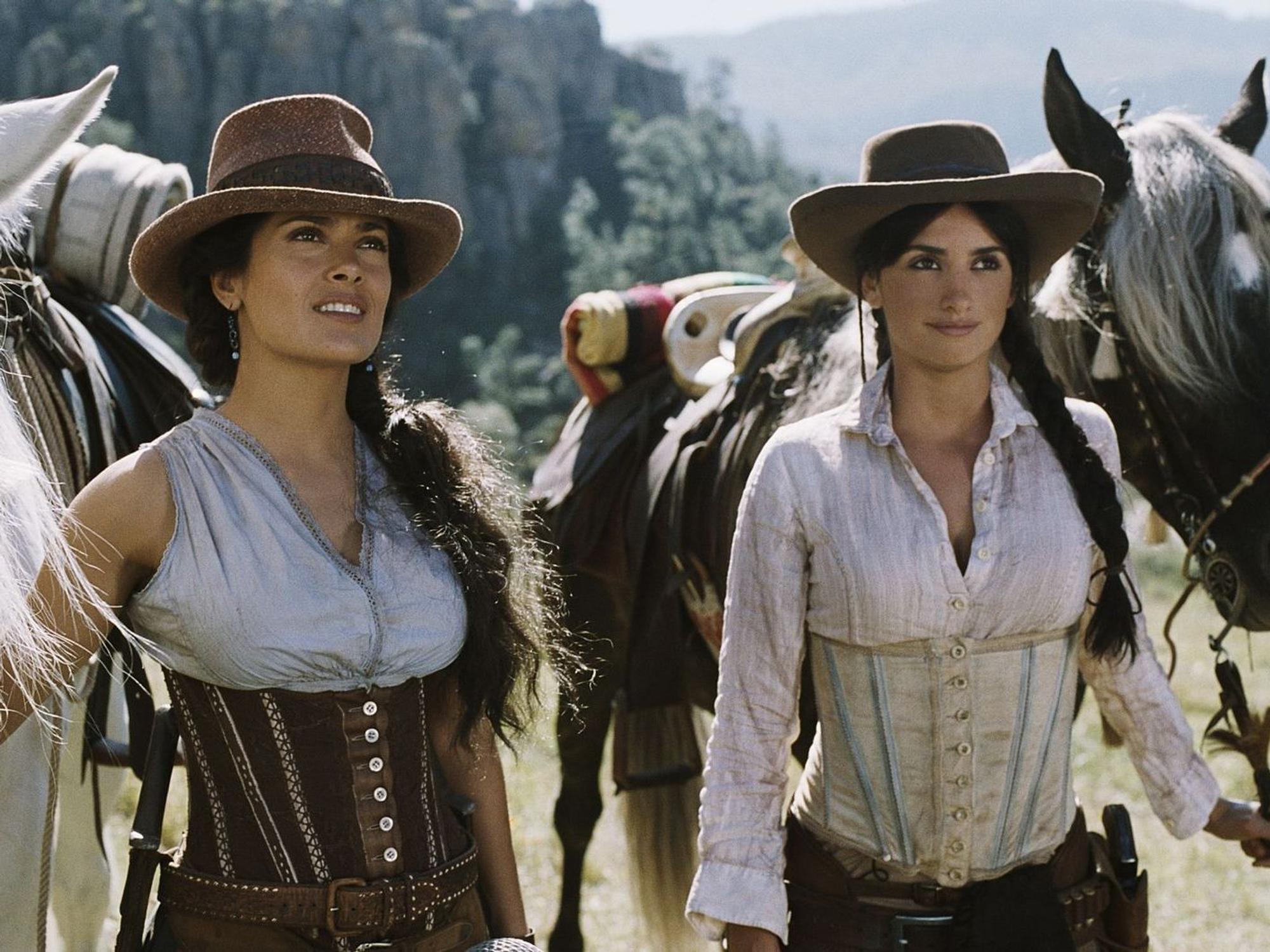 Ein gelungener Western-Spaß aus der Feder von Kult-Regisseur Luc Besson: In „Bandidas“ (2006) spielten Salma Hayek (links) und Penélope Cruz zwei Bankräuberinnen. (Bild: Universum Film)