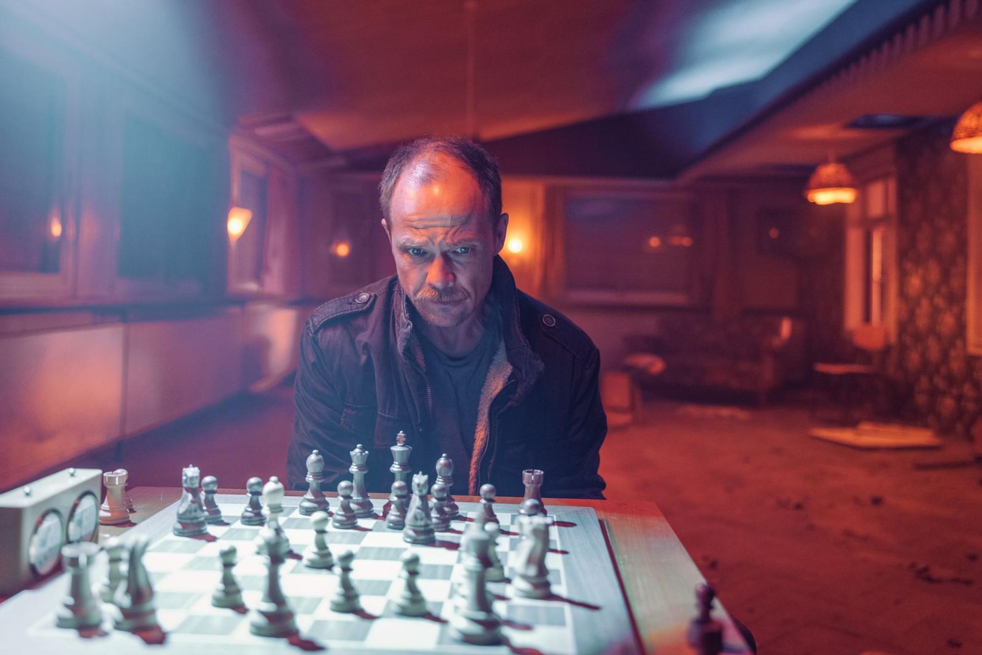 Schach spielt in „Die Toten vom Bodensee - Im Schattenreich“ eine wichtige Rolle. Privat beherrscht Matthias Koeberlin das Spiel nicht, wie er im Interview verrät: „Das war auch in meiner Familie nie das präferierte Spiel. In meiner Familie gab es immer nur Kartenspieler.“ (Bild: ZDF/manuelpaul)