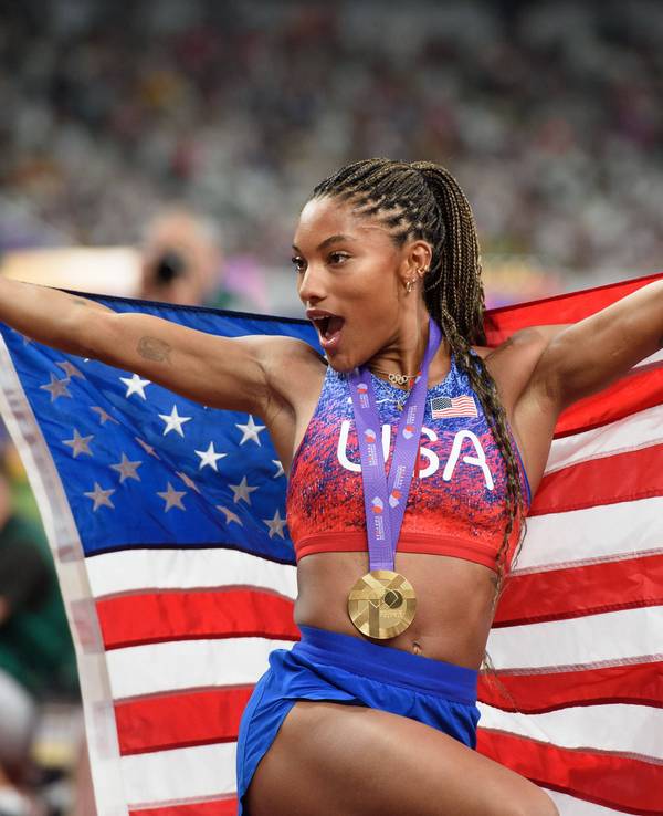Tara Davis-Woodhall jubelt mit Goldmedaille und US-Flagge.
