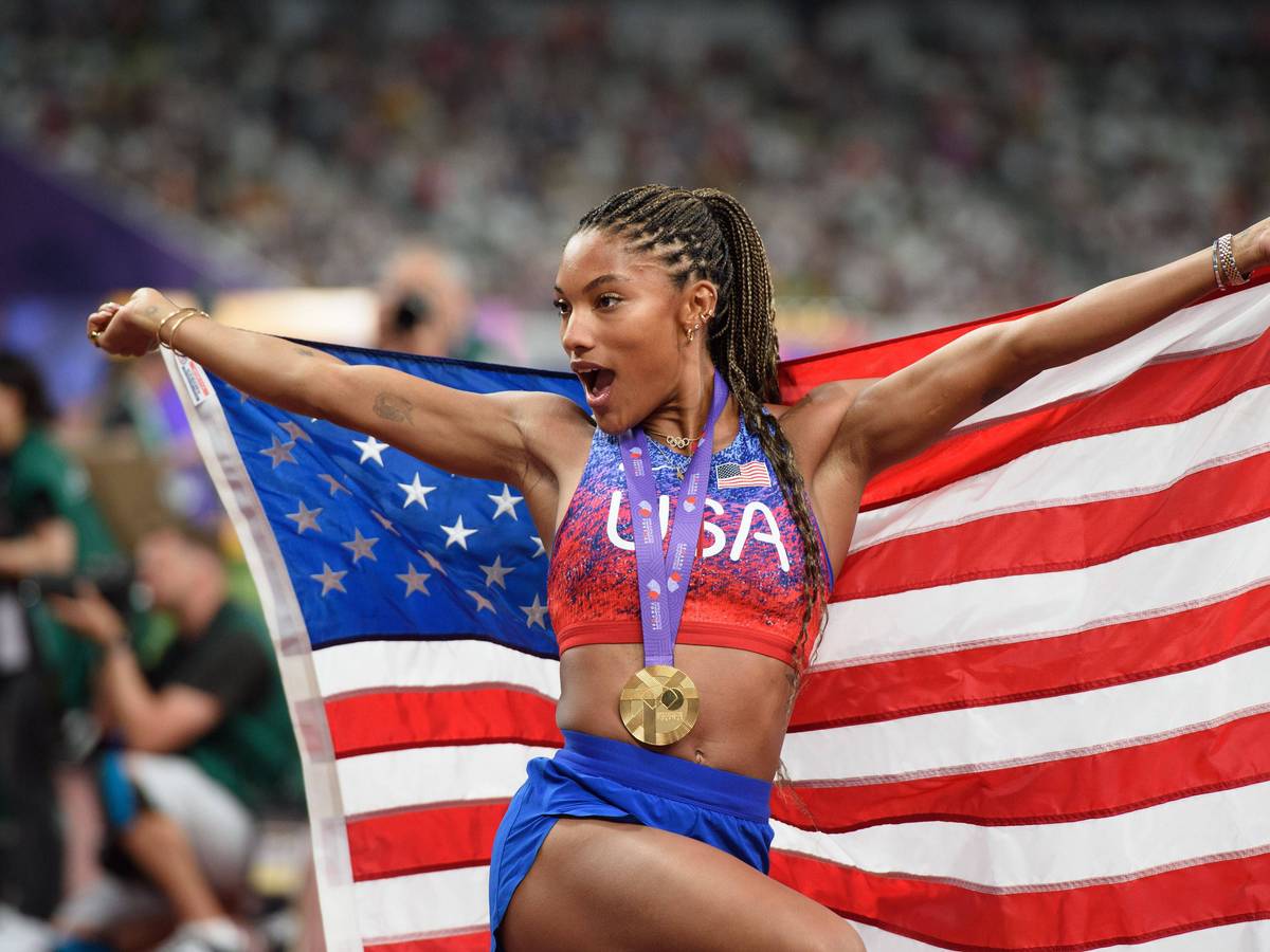 Tara Davis-Woodhall jubelt mit Goldmedaille und US-Flagge.